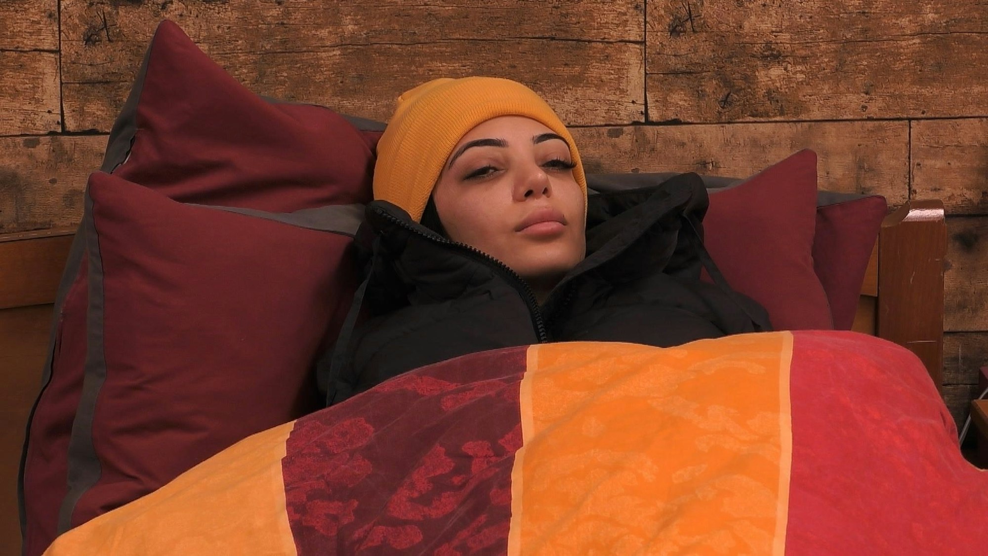 Dilara Kruse liegt unter einer Decke bei „Promi Big Brother“ 2023