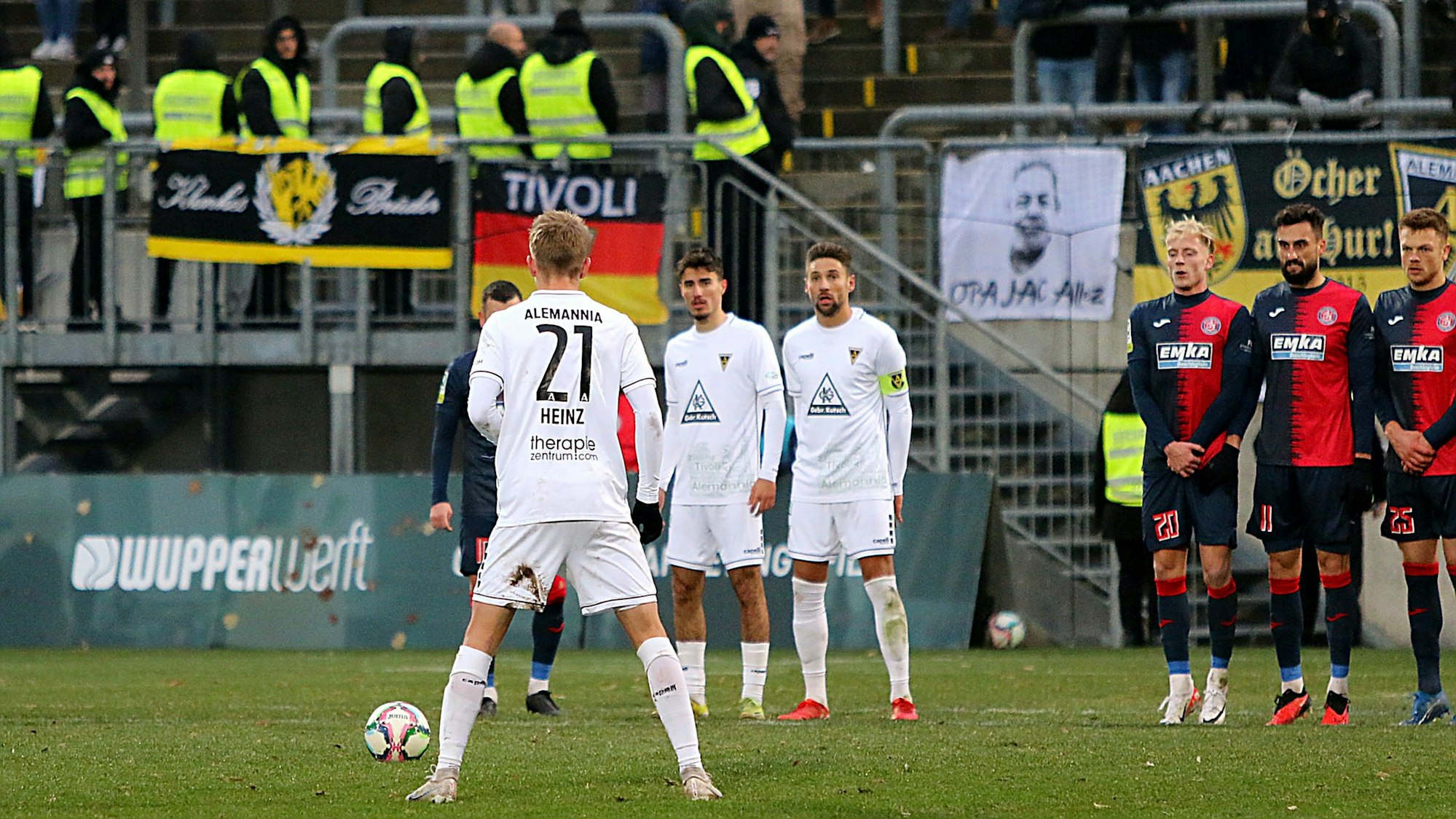 Anton Heinz steht vor einem Freistoß für Alemannia Aachen gegen den Wuppertaler SV bereit.