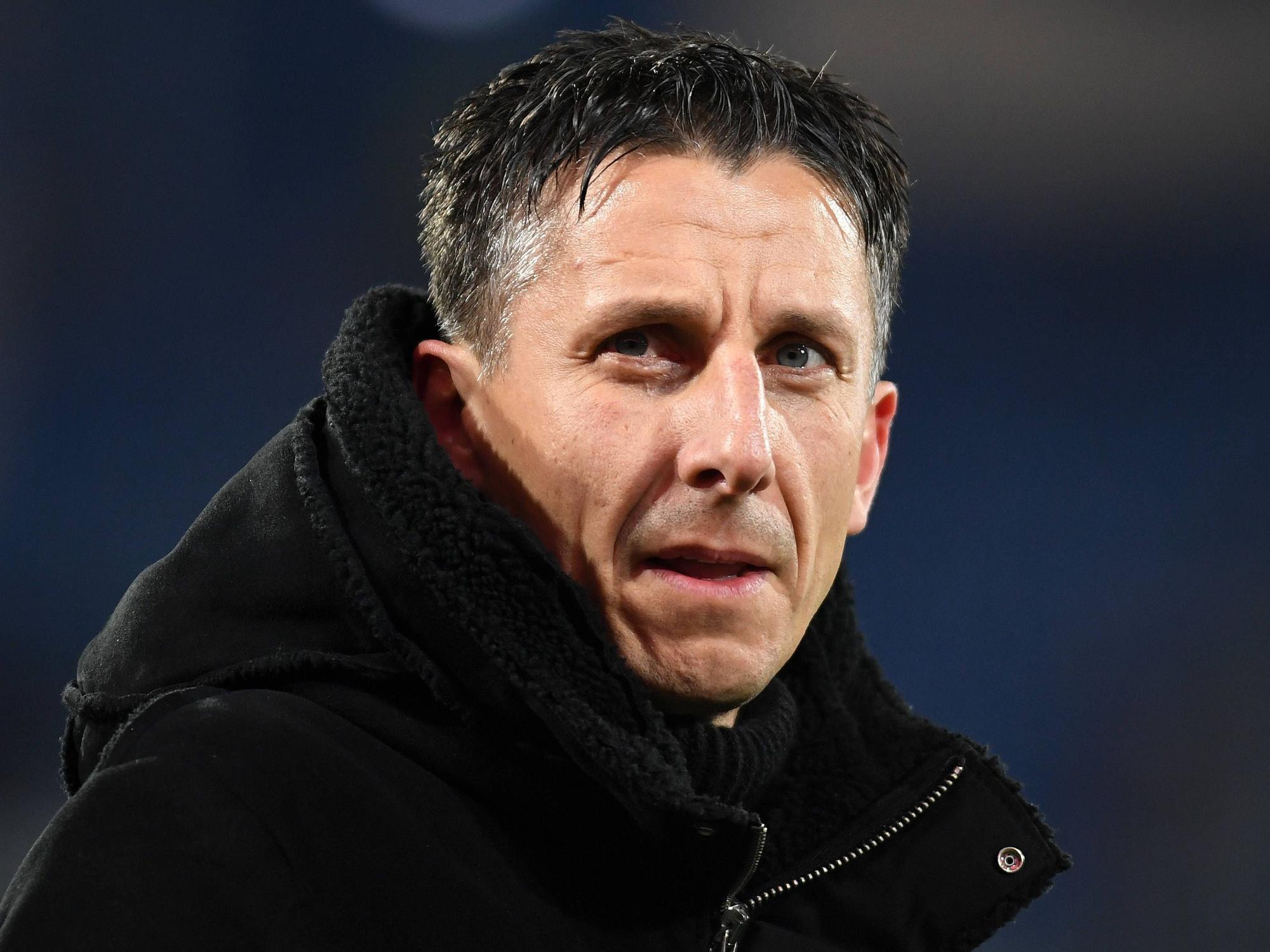 Der Sportliche Leiter Christian Keller (1. FC Köln) schaut aufs Spielfeld in Darmstadt.