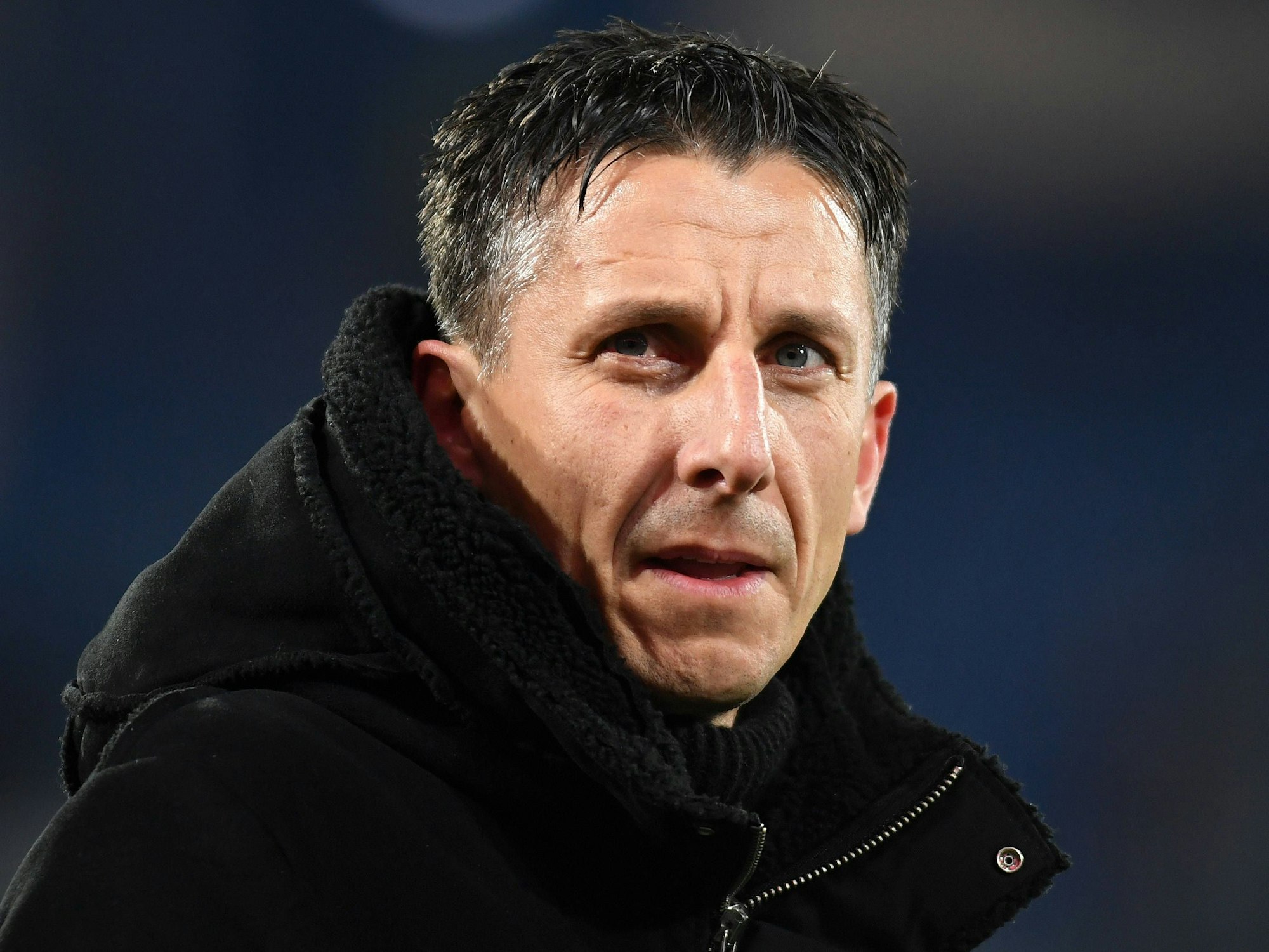 Der Sportliche Leiter Christian Keller (1. FC Köln) schaut aufs Spielfeld in Darmstadt.