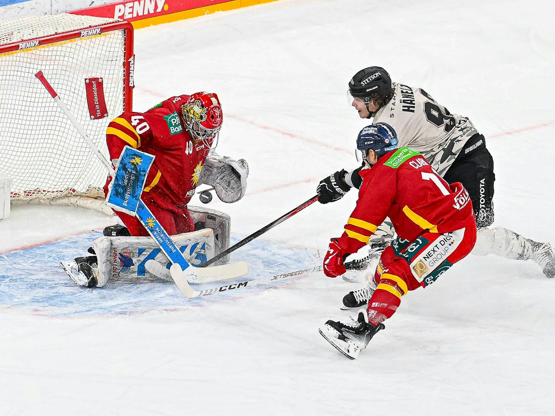 Düsseldorfs Torhüter Henrik Haukeland hält einen Schuss von Kölns Hakon Hänelt (r.).