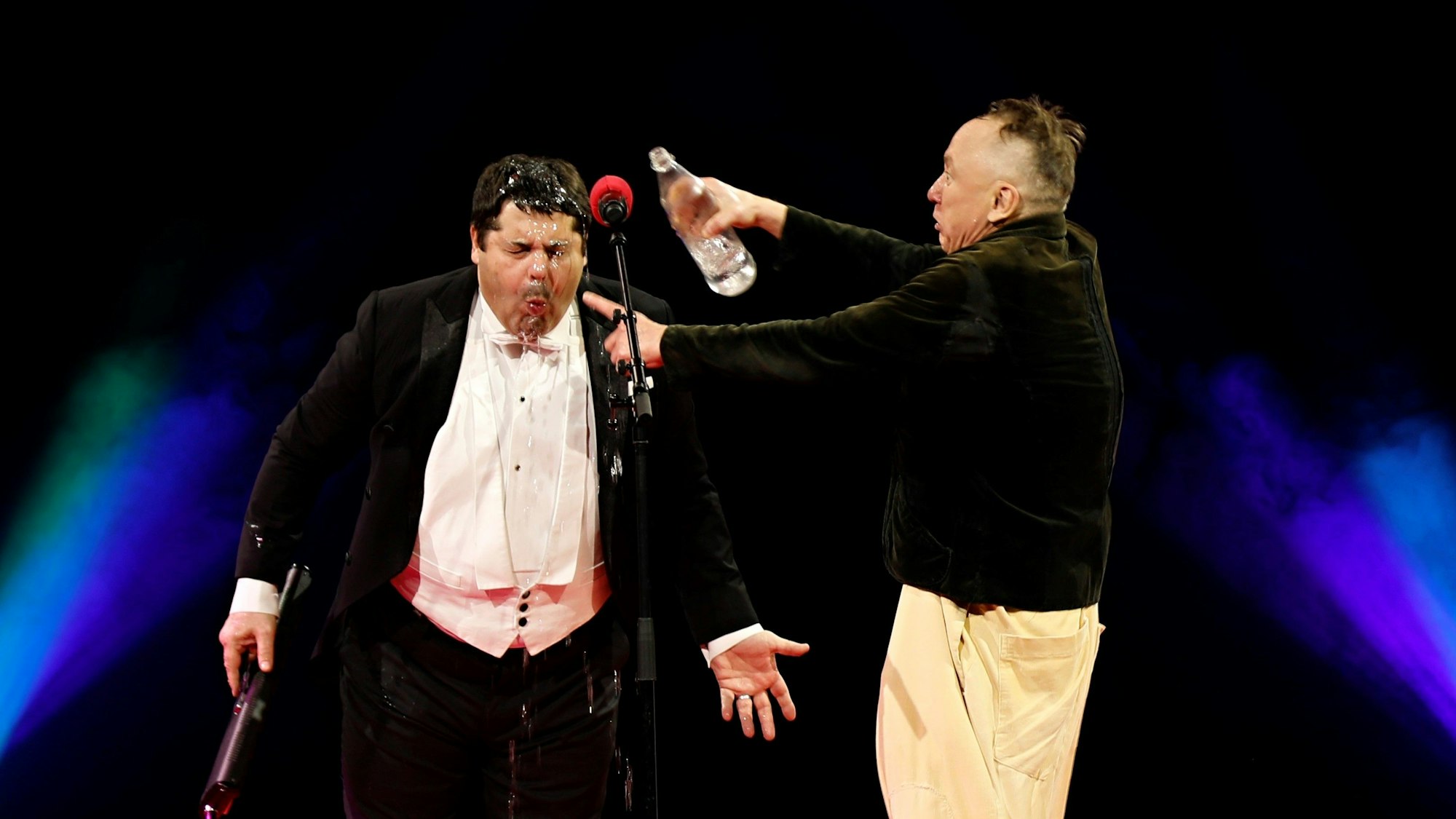 Stargast Andrey Jigalov kippt und Oleg Ponukaling Suvoroff Wasser über den Kopf.