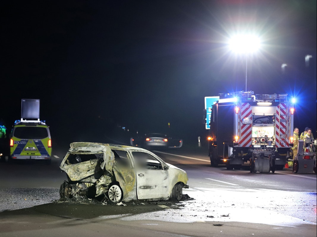 Ein ausgebranntes Auto steht in der Nacht zum 2. Dezember 2023 auf der Autobahn 555 zwischen Köln und Bonn.