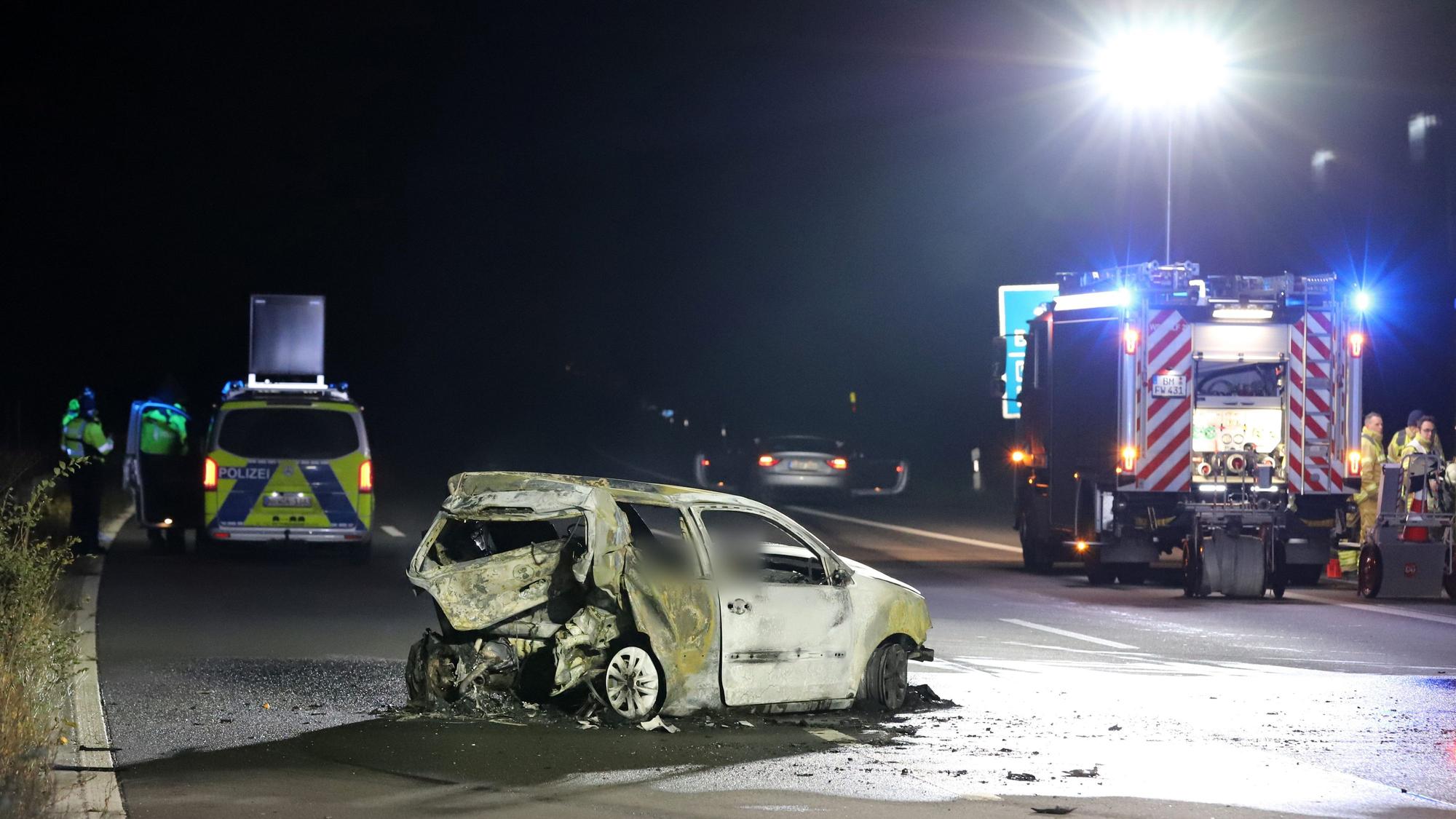 Der ausgebrannte VW Polo nach dem tödlichen Unfall auf der A555 bei Wesseling.