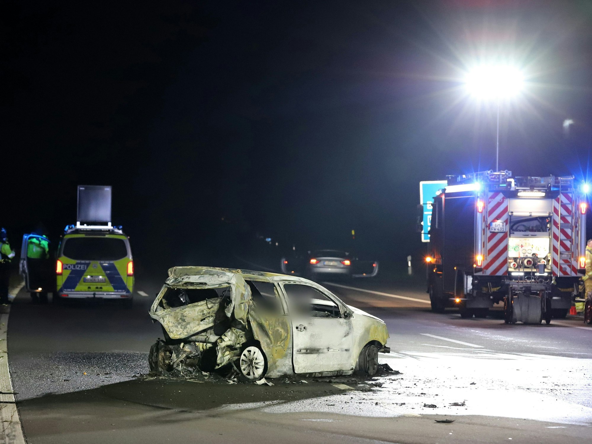 Ein verunfalltes Auto steht auf der Autobahn 555 zwischen Köln und Bonn. Zwei Menschen sind bei dem Unfall gestorben. Nach ersten Informationen der Polizei sollen mindestens zwei Fahrzeuge beteiligt gewesen sein.