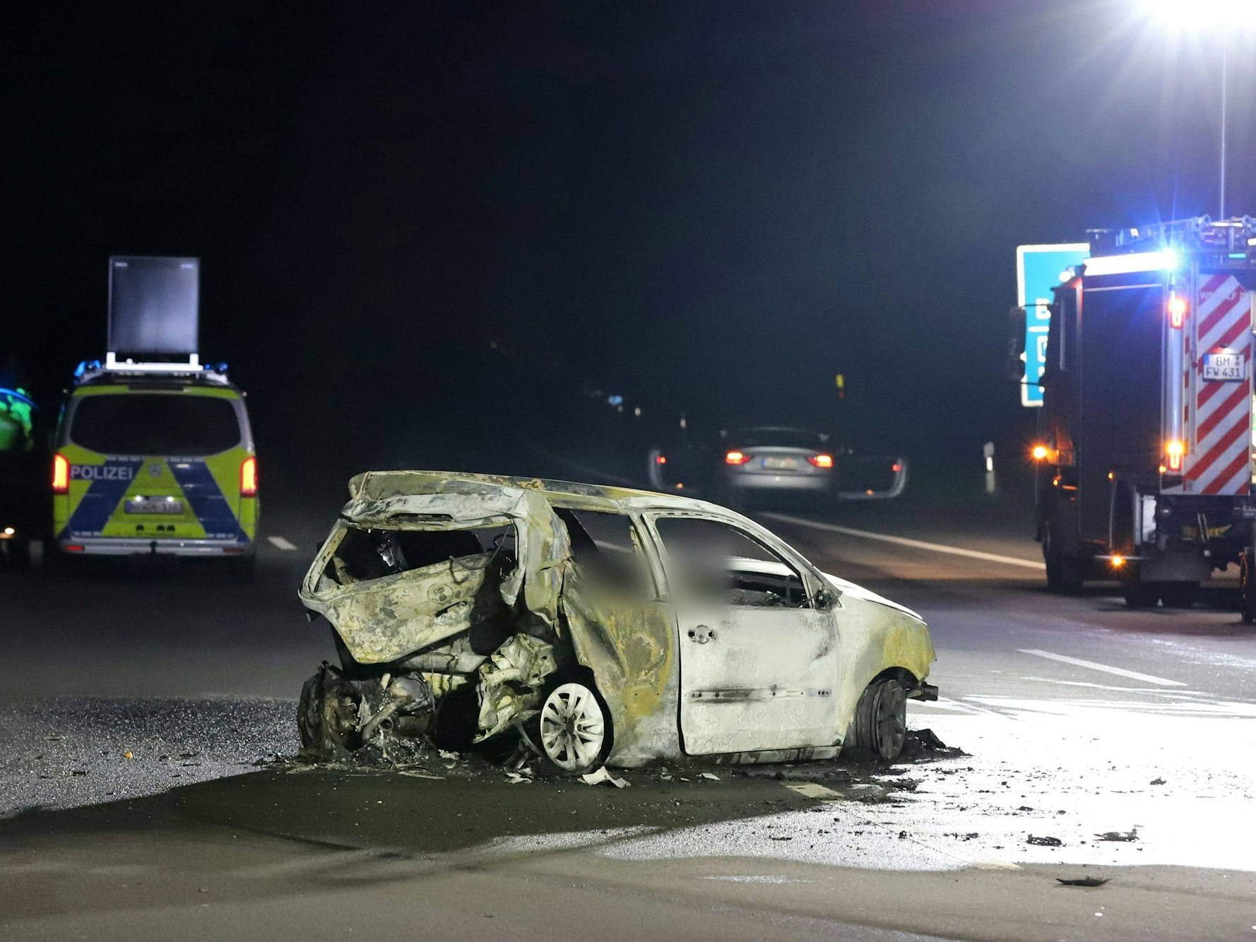 Ein verunfalltes Auto steht auf der Autobahn 555 zwischen Köln und Bonn. Zwei Menschen sind bei dem Unfall gestorben. Nach ersten Informationen der Polizei sollen mindestens zwei Fahrzeuge beteiligt gewesen sein.