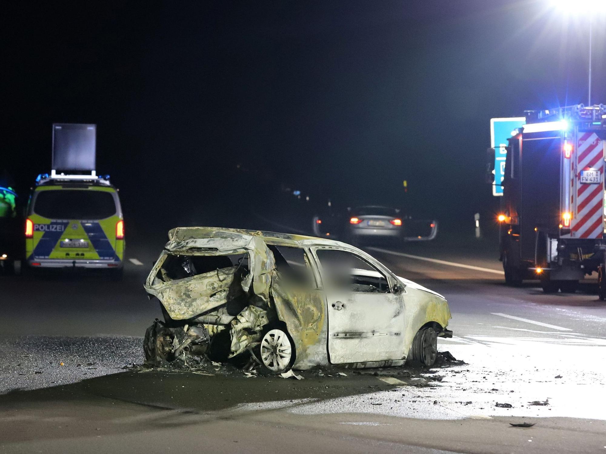 Ein verunfalltes Auto steht auf der Autobahn 555 zwischen Köln und Bonn. Zwei Menschen sind bei dem Unfall gestorben. Nach ersten Informationen der Polizei sollen mindestens zwei Fahrzeuge beteiligt gewesen sein.