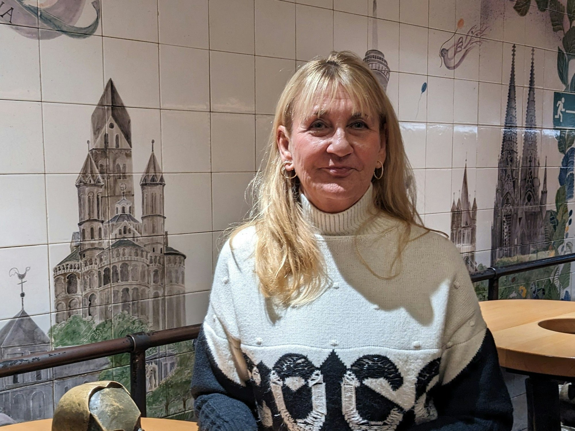 Elke Schneider steht an einem Stehtisch.