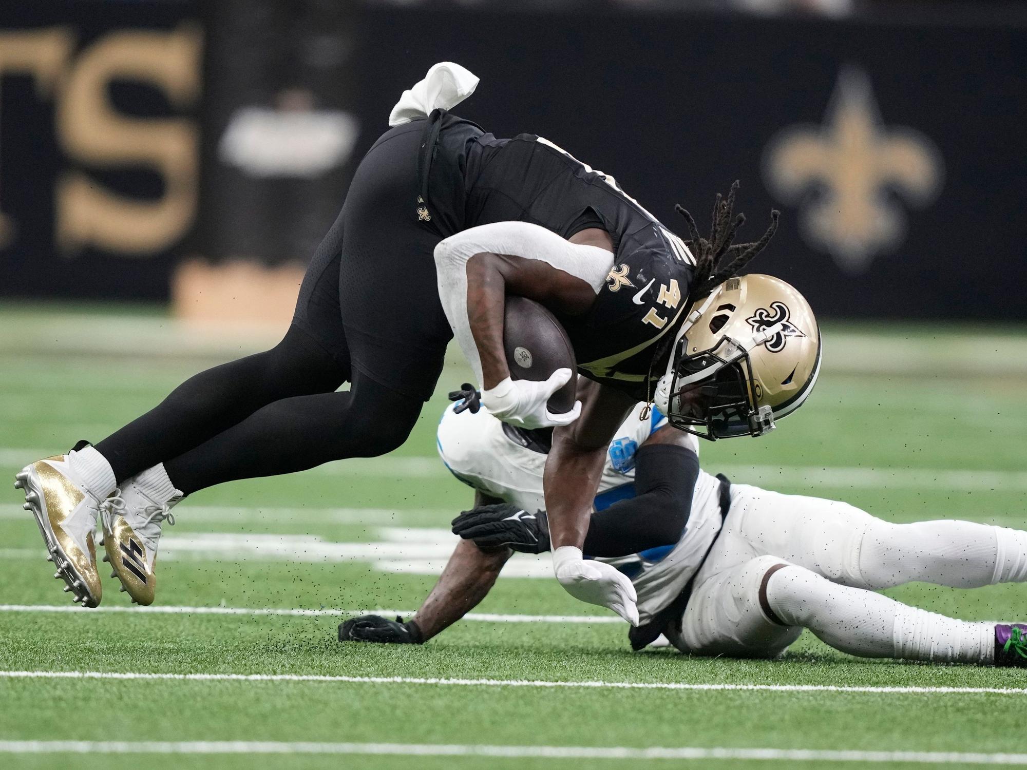 Alvin Kamara setzt sich mit dem Ball in der Hand gegen Jerry Jacobs durch.