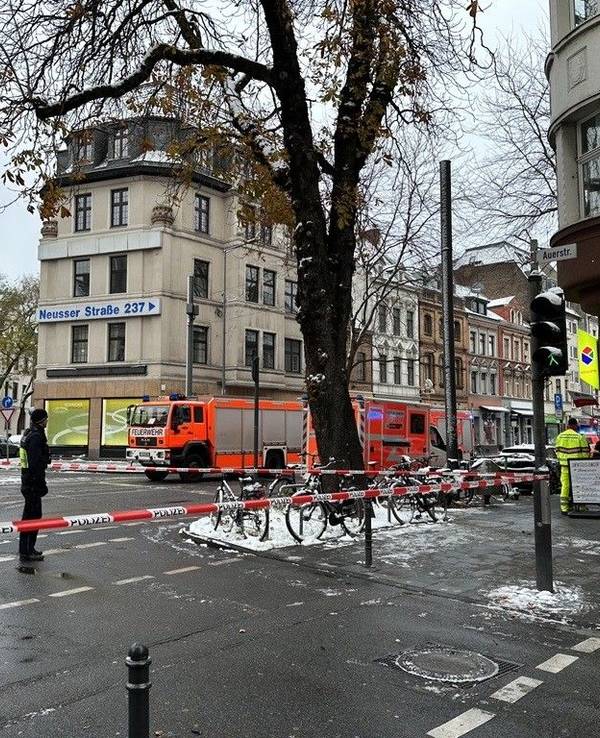 Einsatzfahrzeuge von Rettungsdienst und Polizei stehen auf einer Straße.