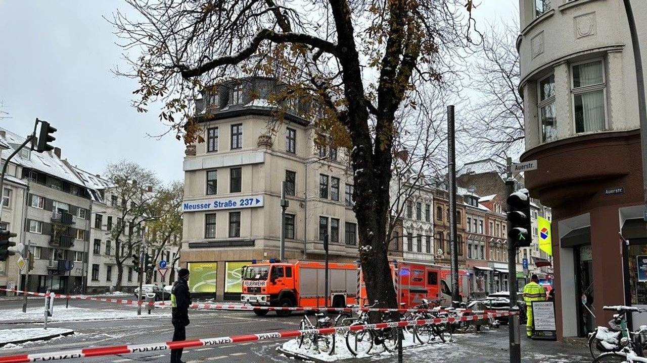 Einsatzfahrzeuge von Rettungsdienst und Polizei stehen auf einer Straße.
