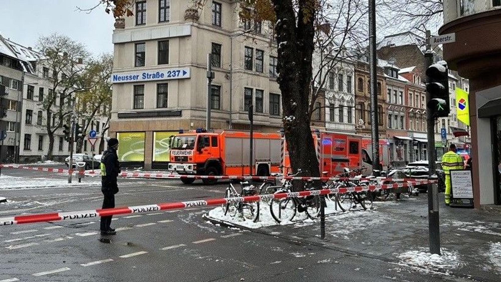 Einsatzfahrzeuge von Rettungsdienst und Polizei stehen auf einer Straße.