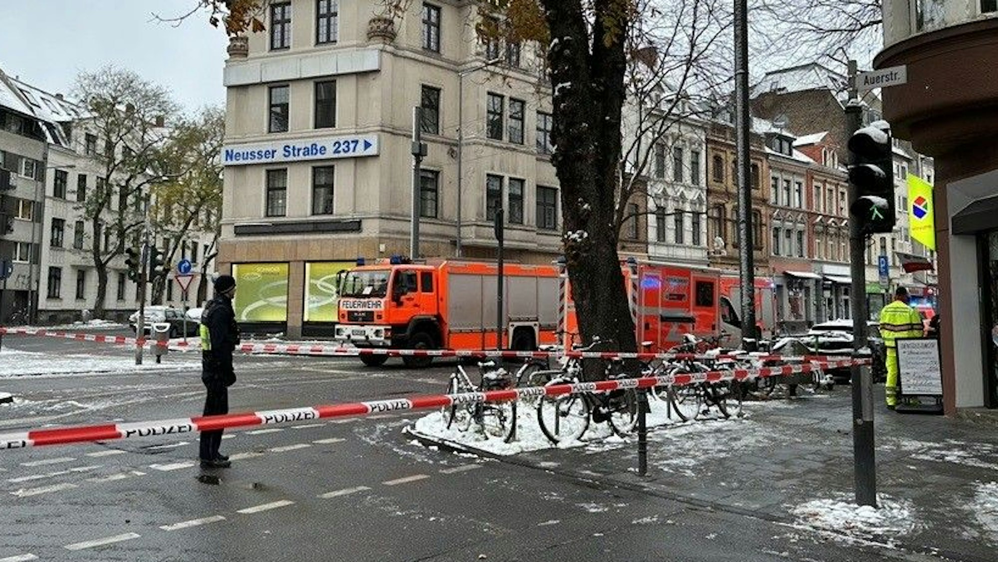 Einsatzfahrzeuge von Rettungsdienst und Polizei stehen auf einer Straße.
