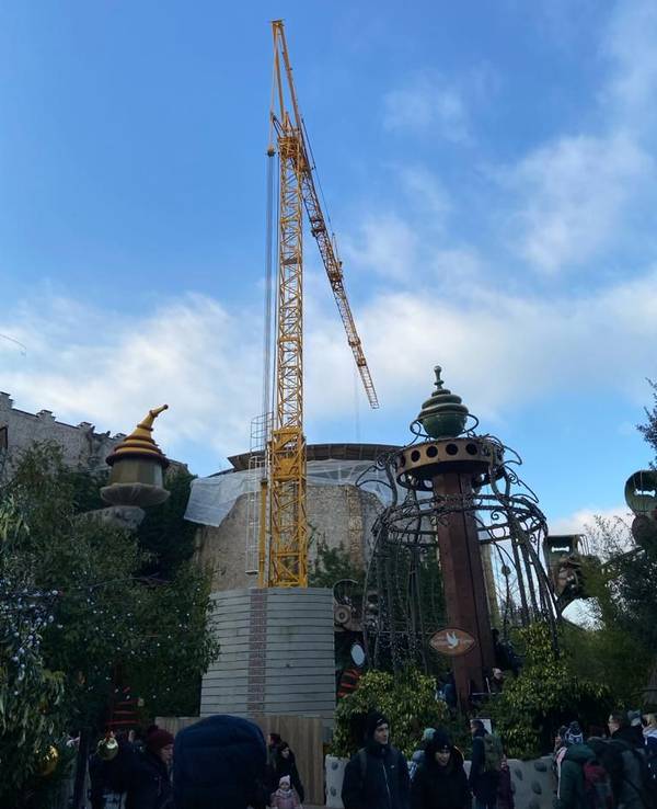 Eine Baustelle in einem Freizeitpark deutet auf eine neue Attraktion im Park hin.