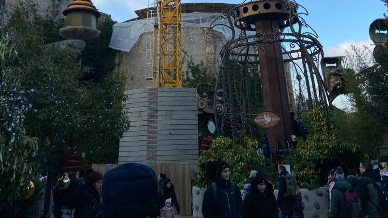 Eine Baustelle in einem Freizeitpark deutet auf eine neue Attraktion im Park hin.