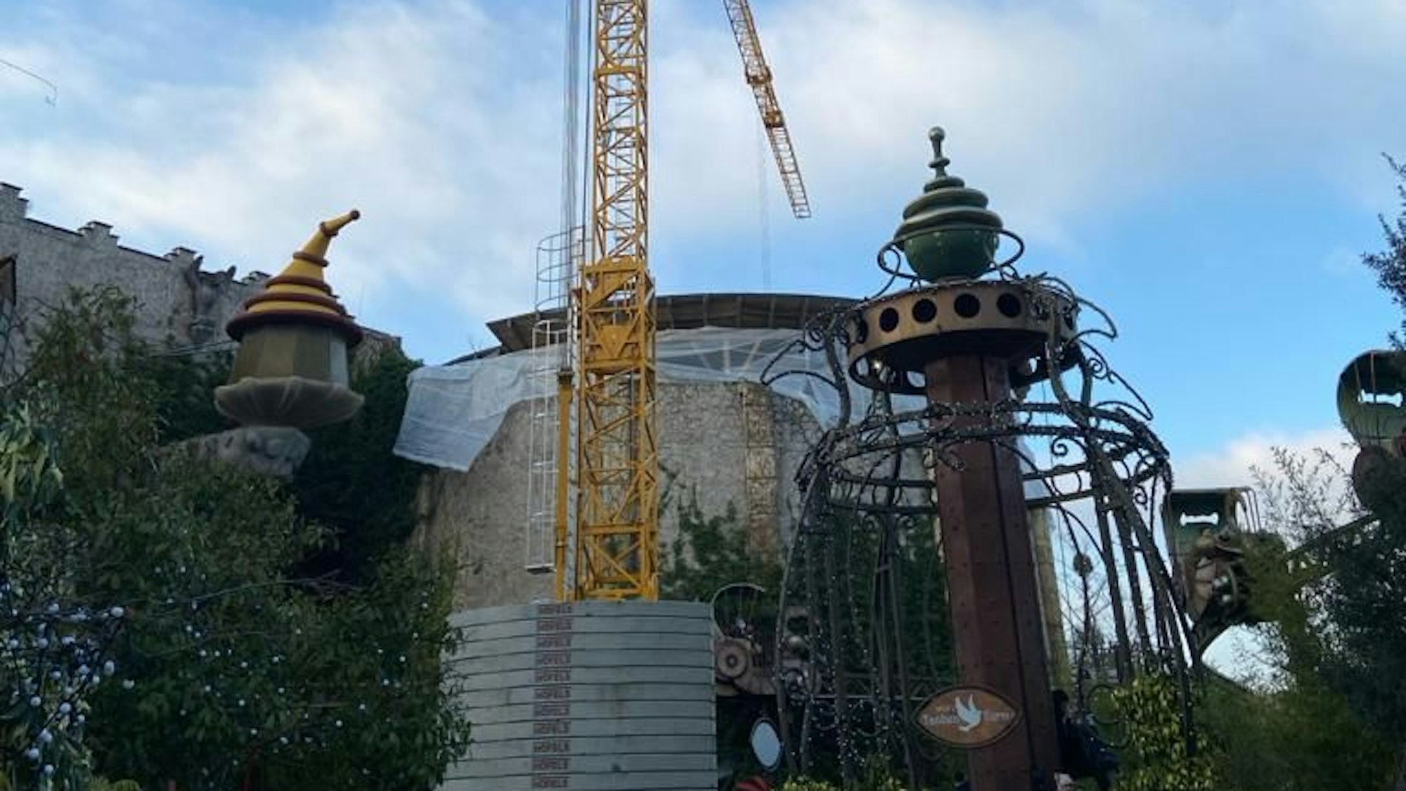 Eine Baustelle in einem Freizeitpark deutet auf eine neue Attraktion im Park hin.