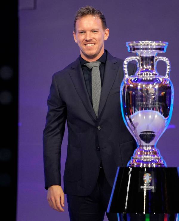 Julian Nagelsmann neben dem EM-Pokal.