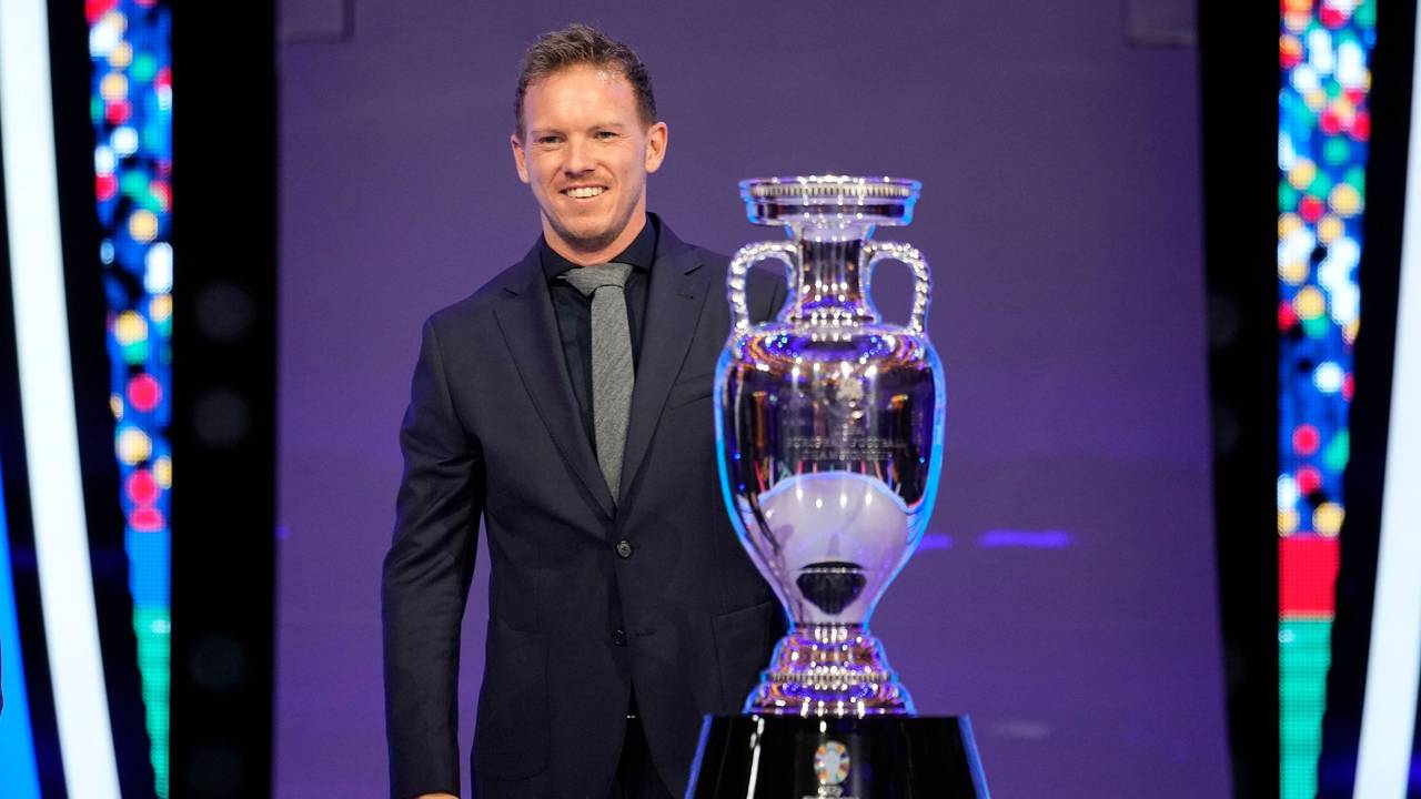 Julian Nagelsmann neben dem EM-Pokal.