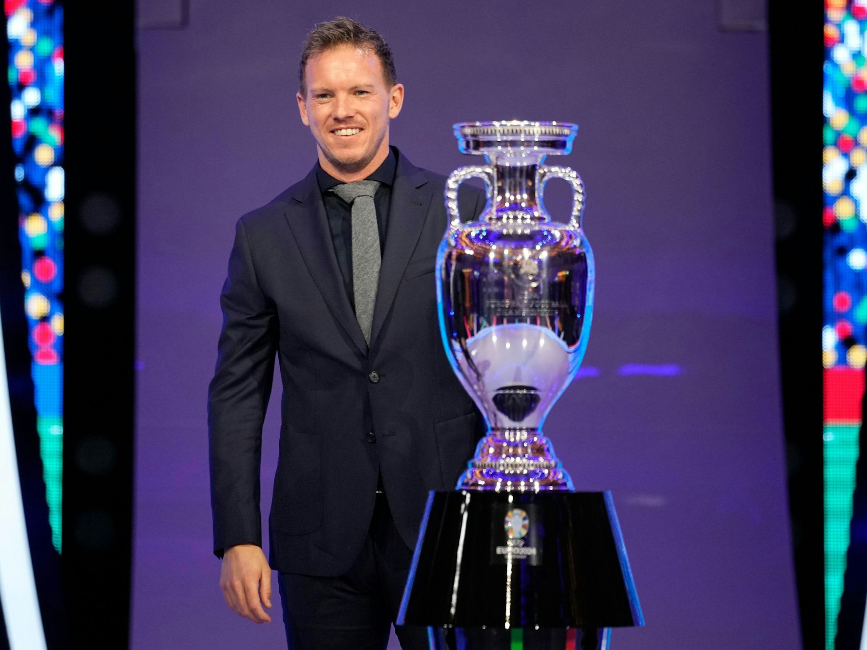 Julian Nagelsmann neben dem EM-Pokal.