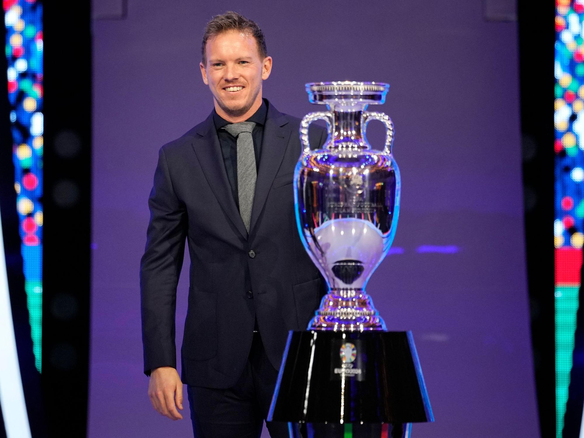 Julian Nagelsmann neben dem EM-Pokal.