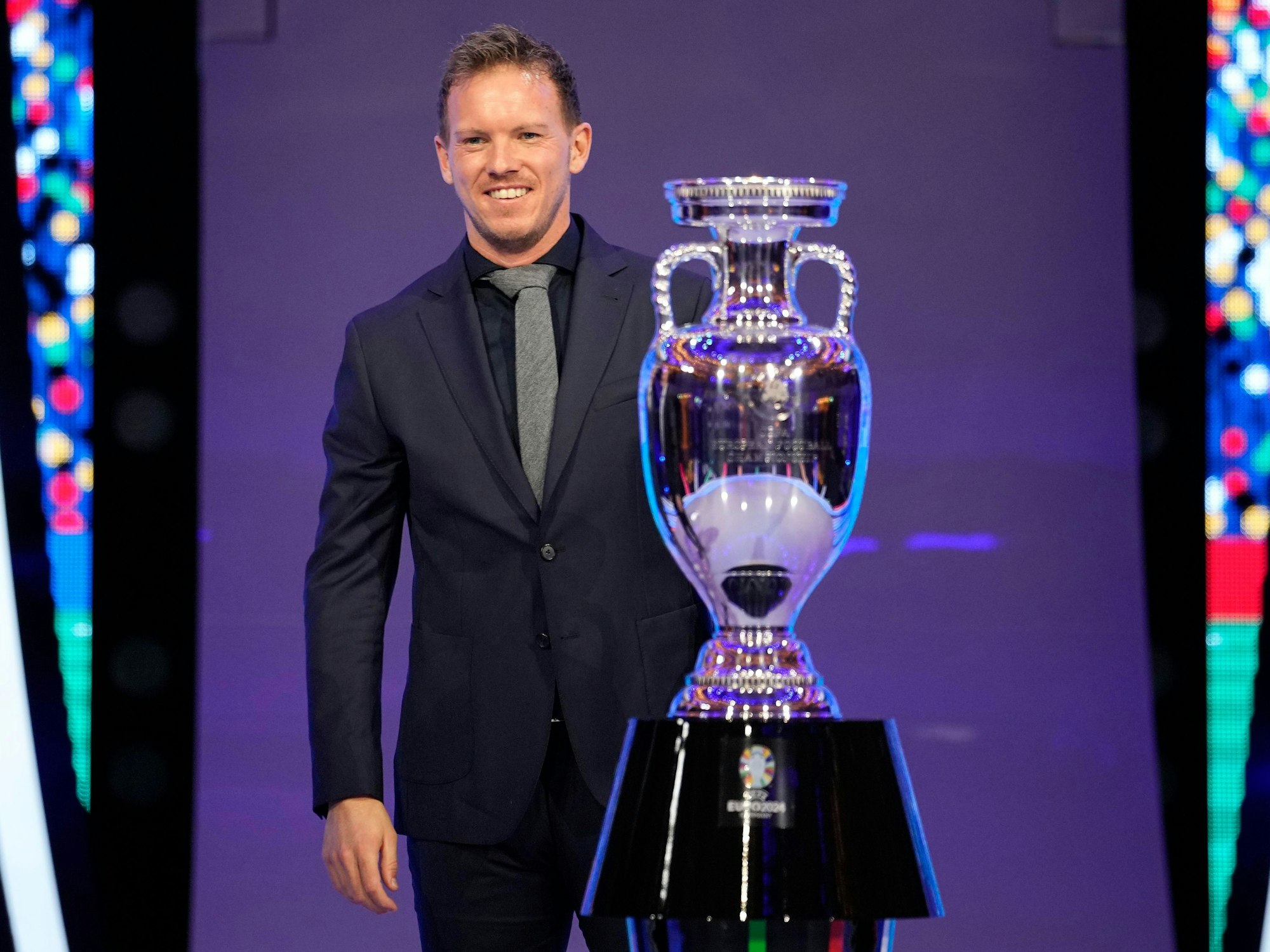 Julian Nagelsmann neben dem EM-Pokal.