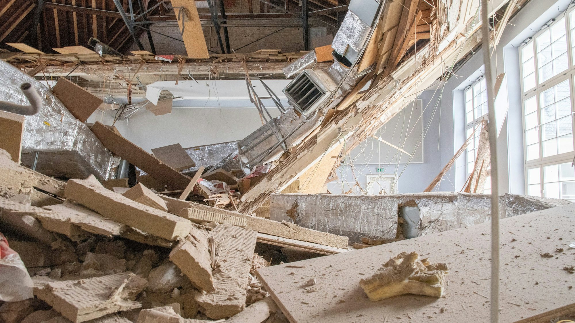 Dieses von der Philipps-Universität Marburg zur Verfügung gestellte Foto zeigt Deckenteile, die in einem Hörsaal der Universität Marburg zu Boden gestürzt sind.