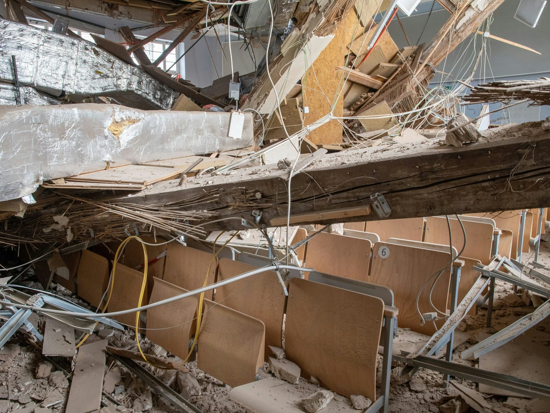 In einem Hörsaal der Universität Marburg sind Deckenteile zu Boden gestürzt. Menschen seien bei dem Vorfall im sogenannten Landgrafenhaus, in dem ein Teil des Fachbereichs Jura untergebracht ist, nicht zu Schaden gekommen.