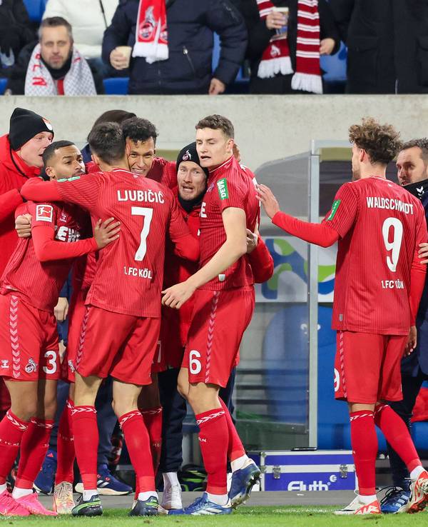 Kollektiver Jubel nach dem Tor des Tages durch Davie Selke beim 1. FC Köln.