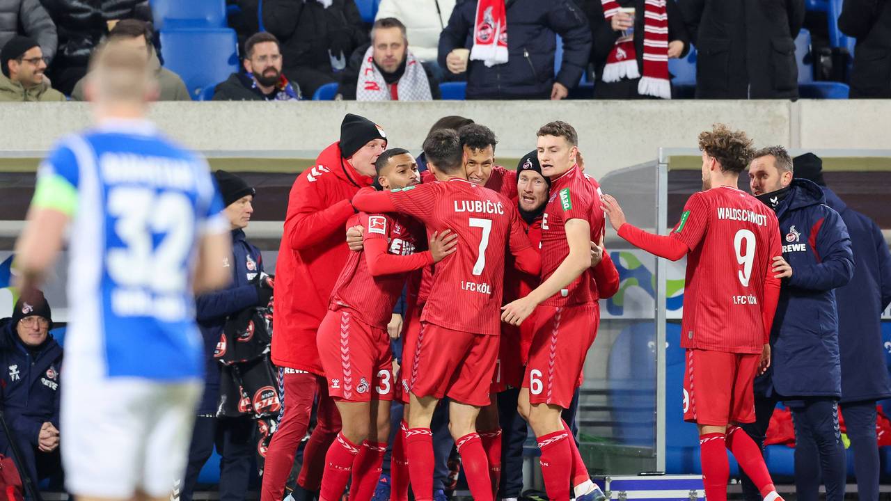 Kollektiver Jubel nach dem Tor des Tages durch Davie Selke beim 1. FC Köln.