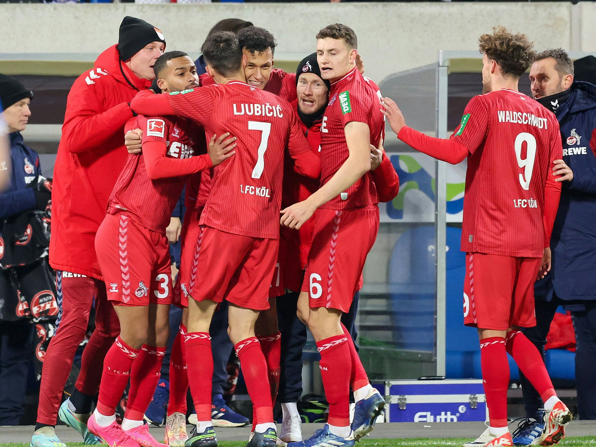 Kollektiver Jubel nach dem Tor des Tages durch Davie Selke beim 1. FC Köln.