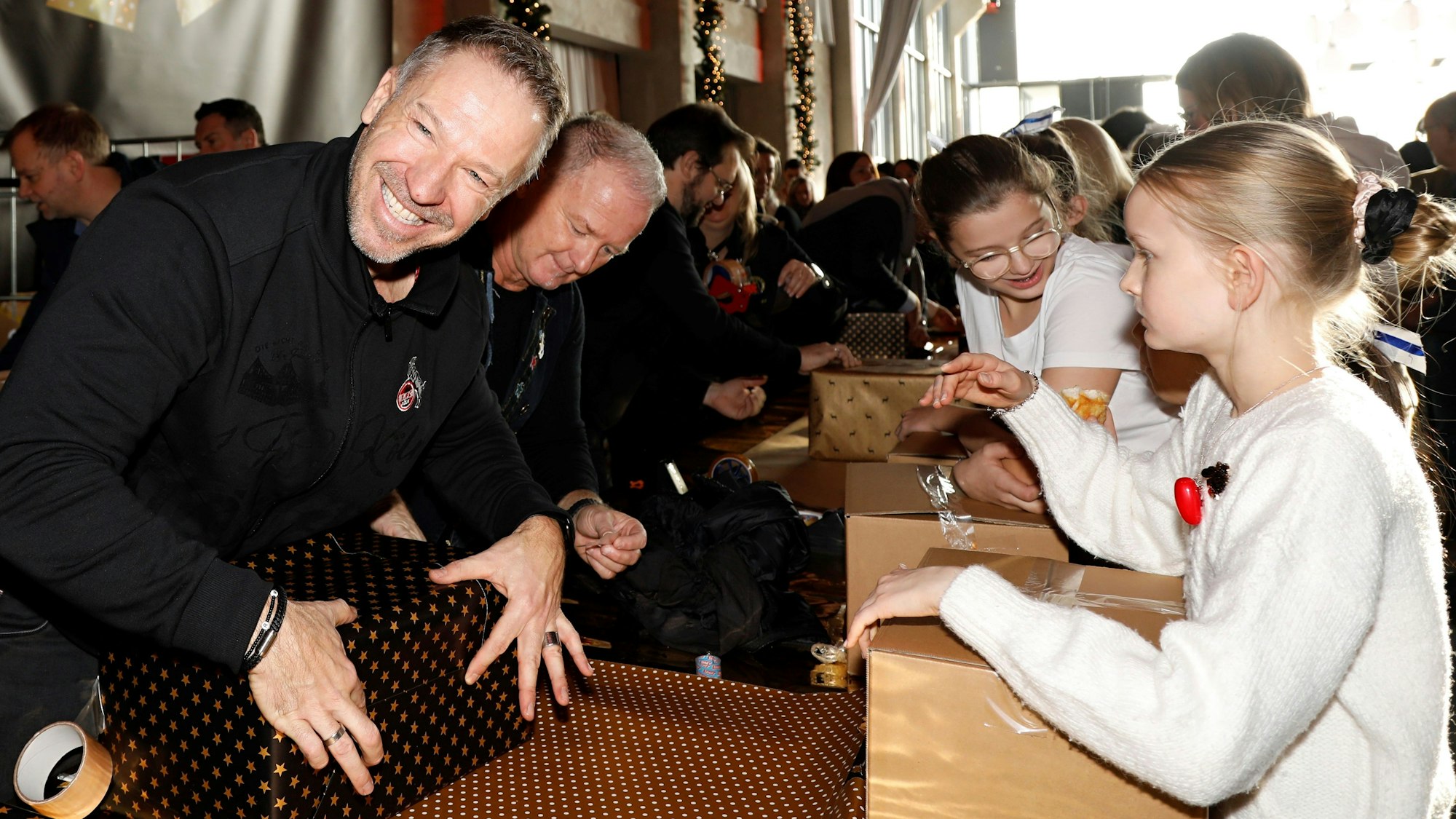 Patrick Lück von den Höhnern packt ein Geschenk ein.