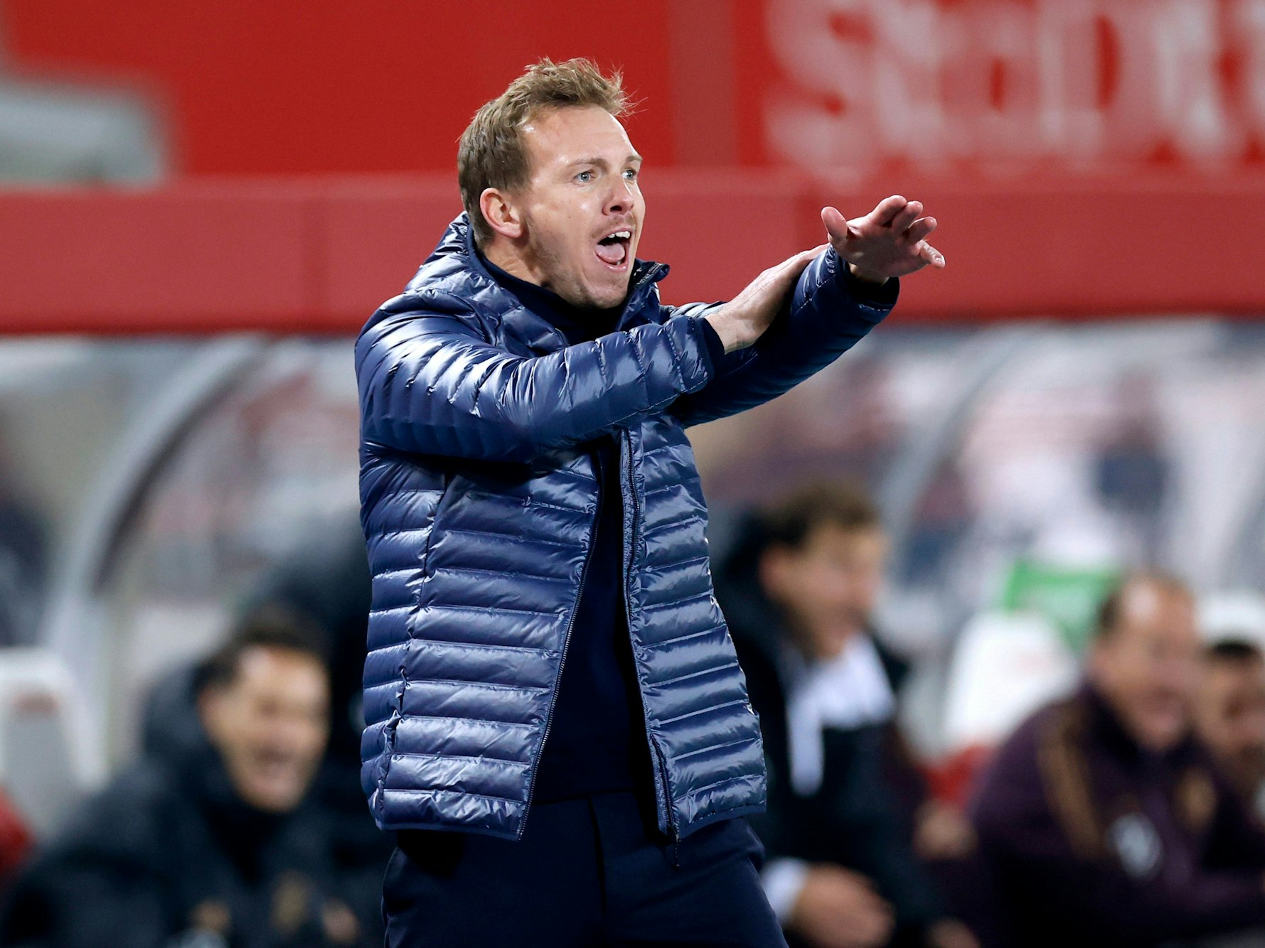 Julian Nagelsmann gestikuliert am Spielfeldrand.