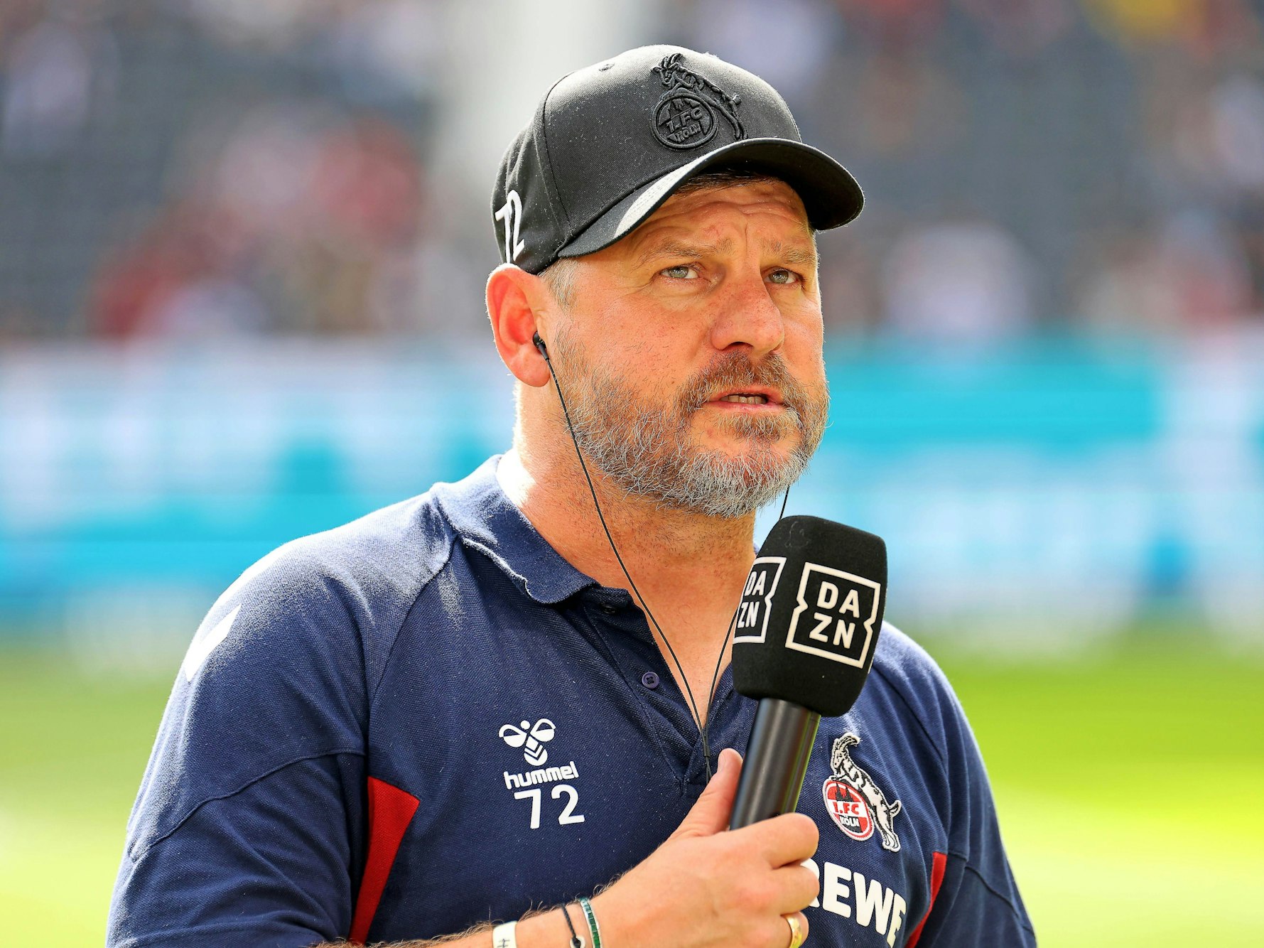 FC-Trainer Steffen Baumgart vor dem Spiel gegen Eintracht Frankfurt (3. September 2023) am DAZN-Mikrofon.