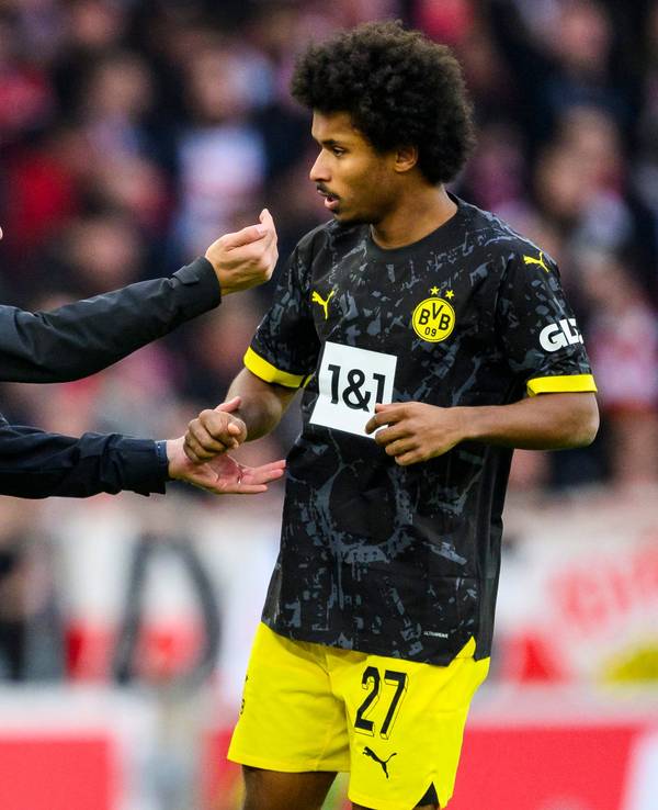 Dortmunds Trainer Edin Terzic (l) spricht mit Dortmunds Karim Adeyemi (r).