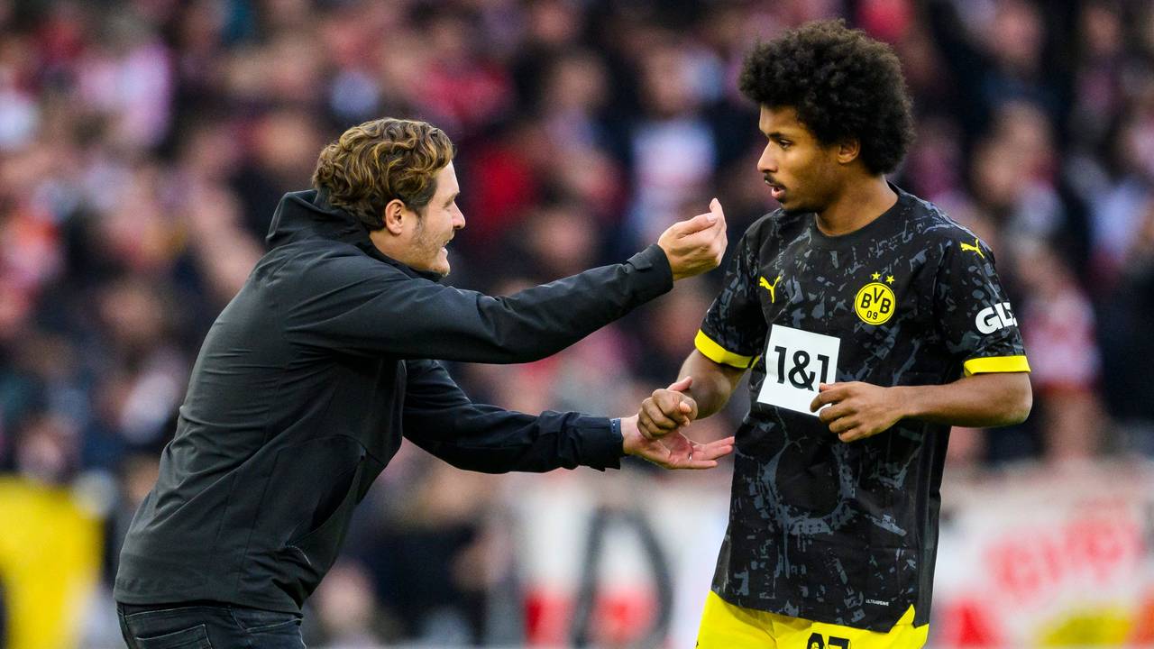 Dortmunds Trainer Edin Terzic (l) spricht mit Dortmunds Karim Adeyemi (r).