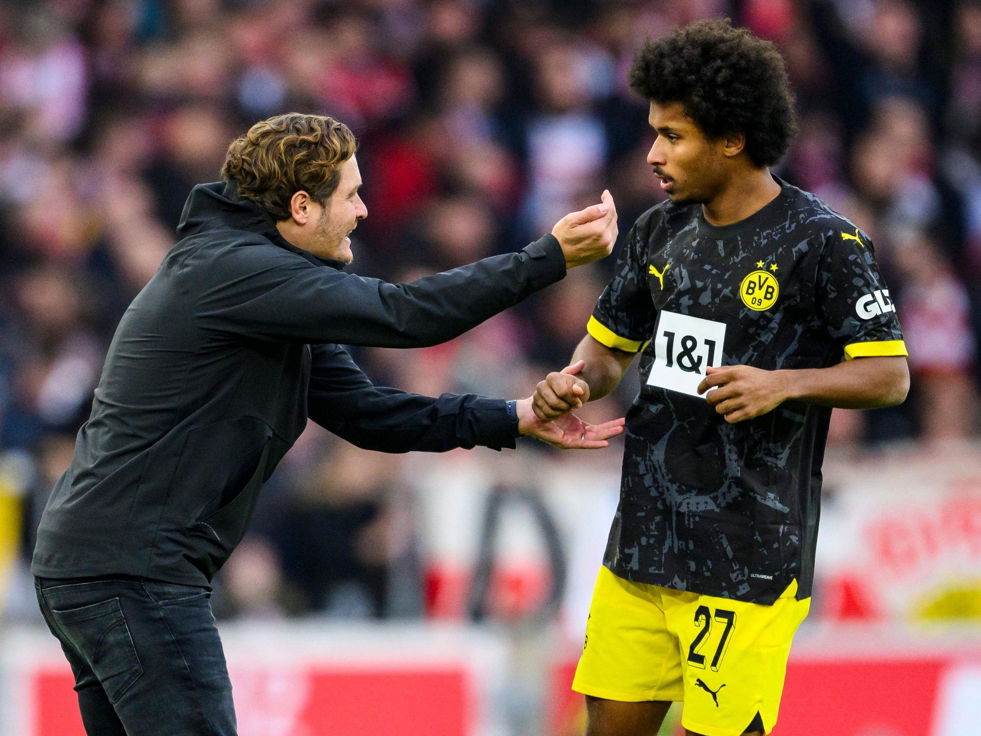 Dortmunds Trainer Edin Terzic (l) spricht mit Dortmunds Karim Adeyemi (r).