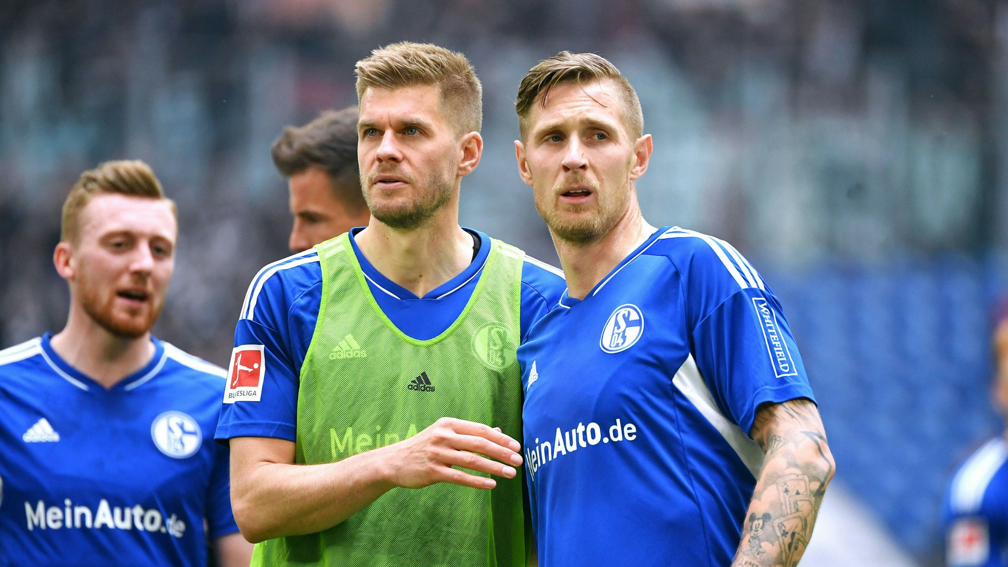Die Schalke-Profis Simon Terodde und Sebastian Polter stehen nach dem Spiel gegen Eintracht Frankfurt enttäuscht auf dem Platz.