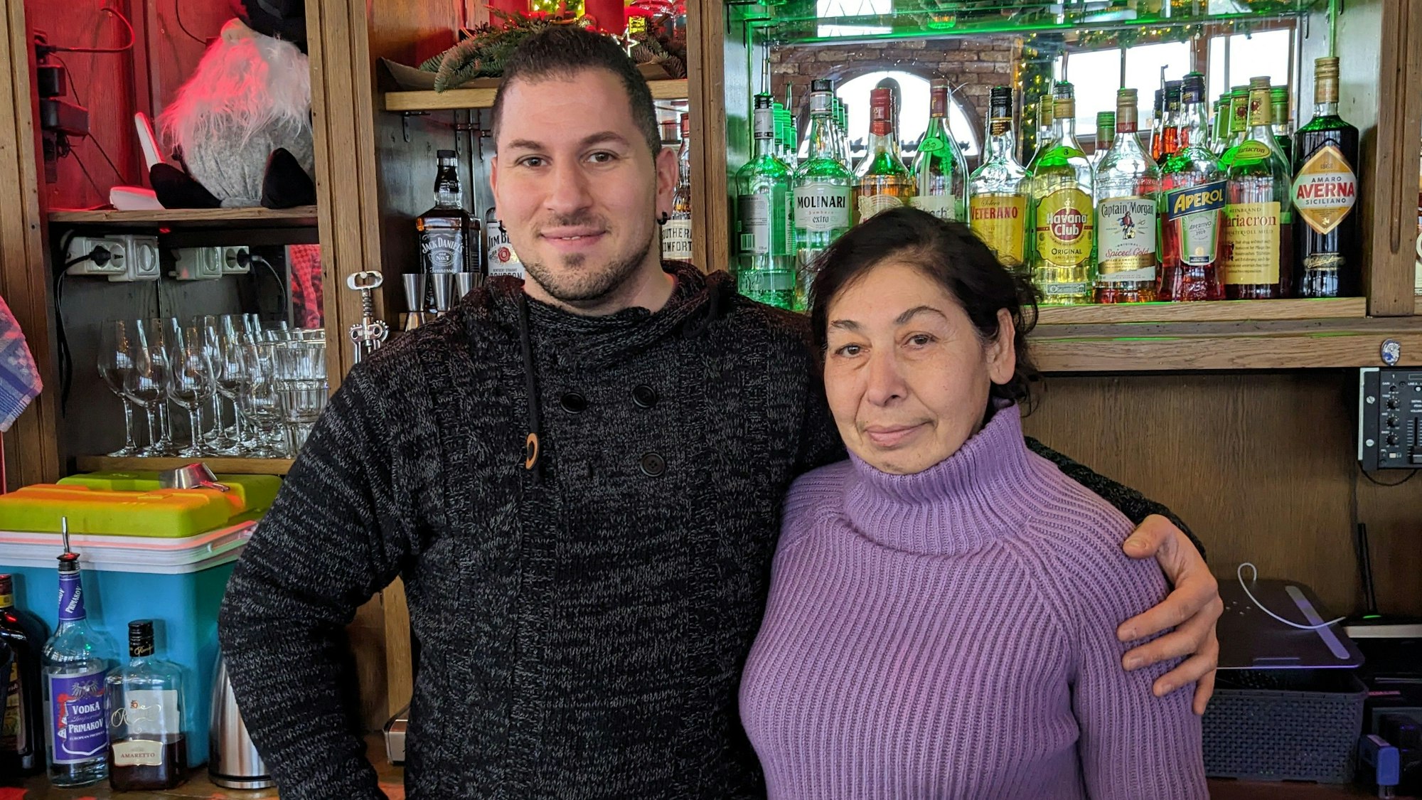 Tolga Sen nimmt seine Mutter in den Arm.