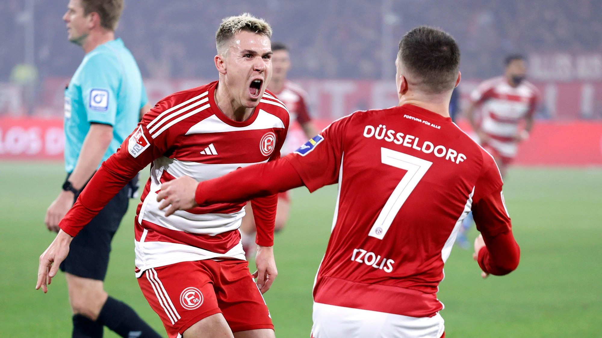 Fortuna Düsseldorfs Profis Felix Klaus und Christos Tzolis jubeln gemeinsam beim Heimspiel gegen den FC Schalke 04.