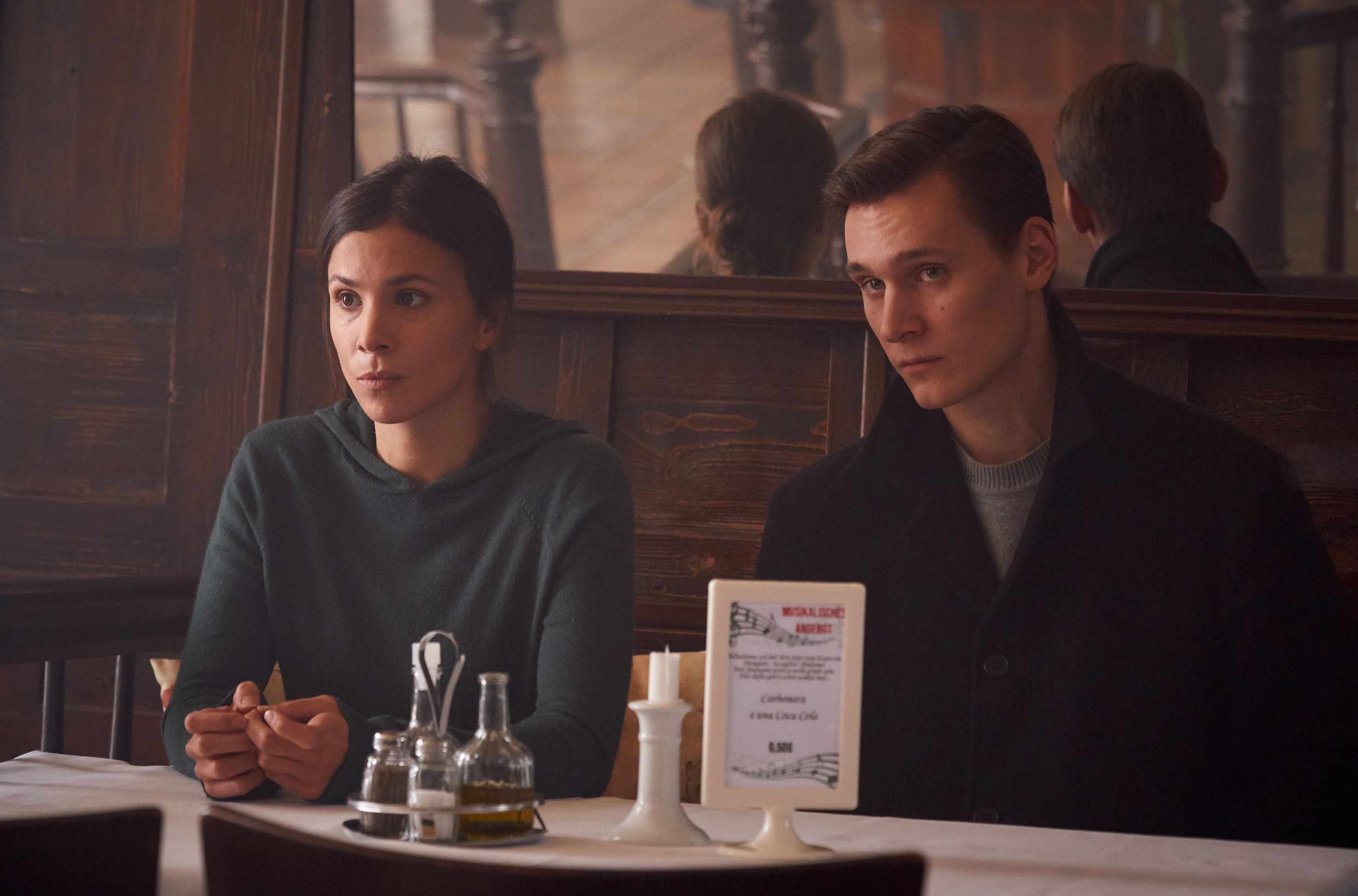 Kommissarin Nora Dalay (Aylin Tezel) und Kommissar Jan Pawlak (Rick Okon) in einer Szene aus „Tatort“.