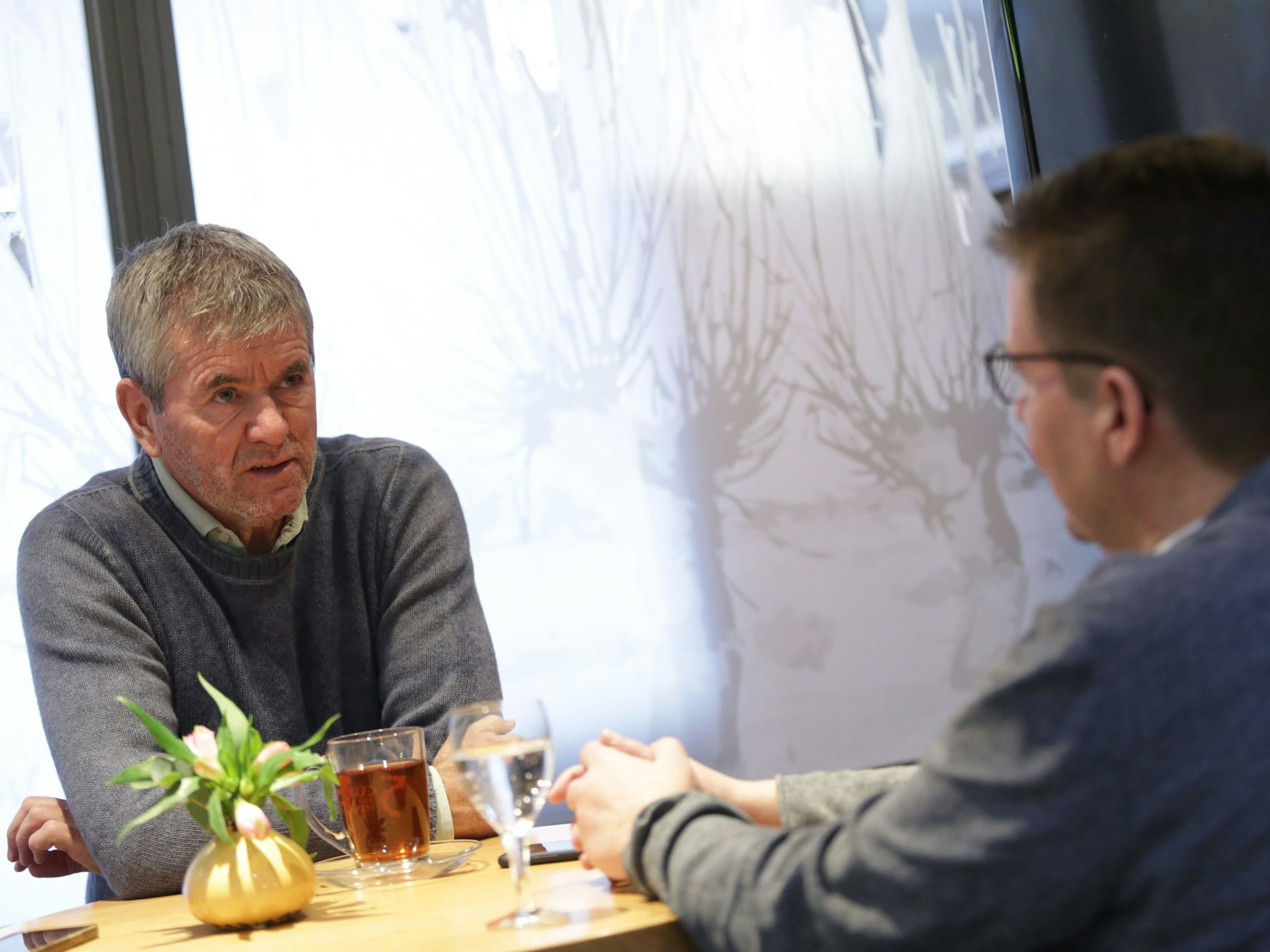 EXPRESS-Redakteur Volker Geissler im Interview mit Friedhelm Funkel (16. November 2023).