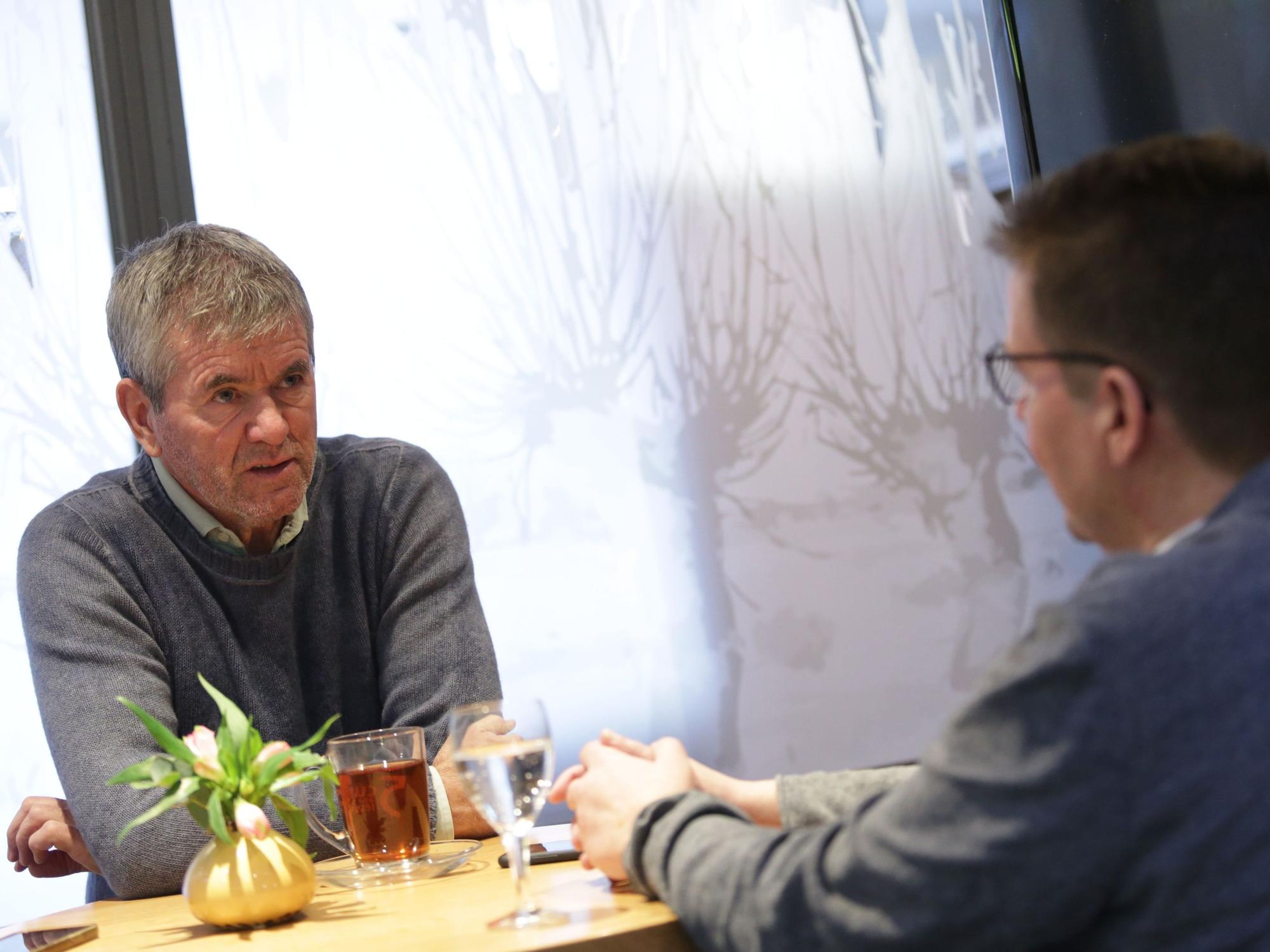 EXPRESS-Redakteur Volker Geissler im Interview mit Friedhelm Funkel (16. November 2023).