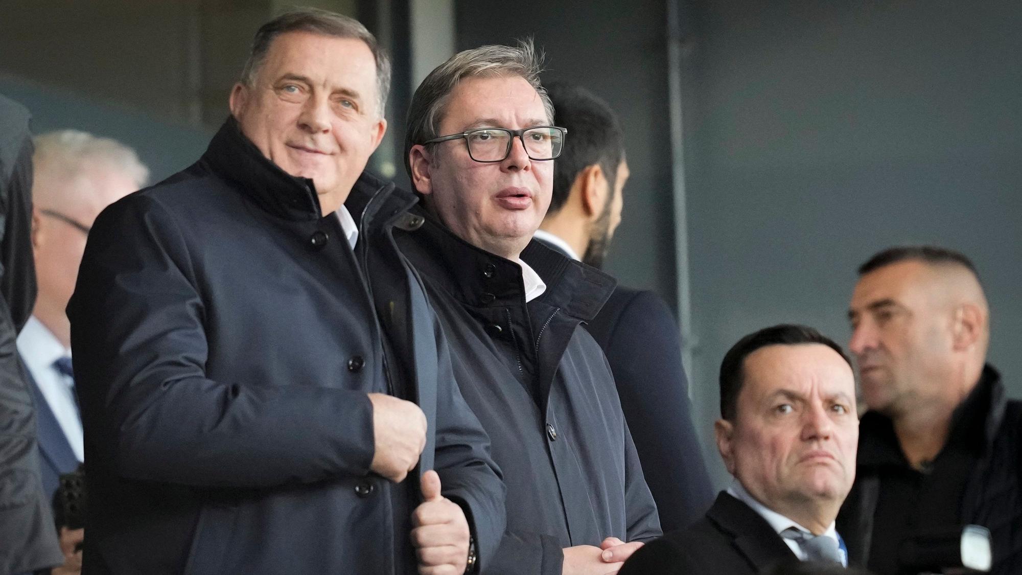 Aleksandar Vučić (Mitte), Präsident von Serbien, und der bosnische Serbenführer Milorad Dodik (links), verfolgen am 19. November das EM-Qualifikationsspiel in Leskovac zwischen Serbien und Bulgarien.