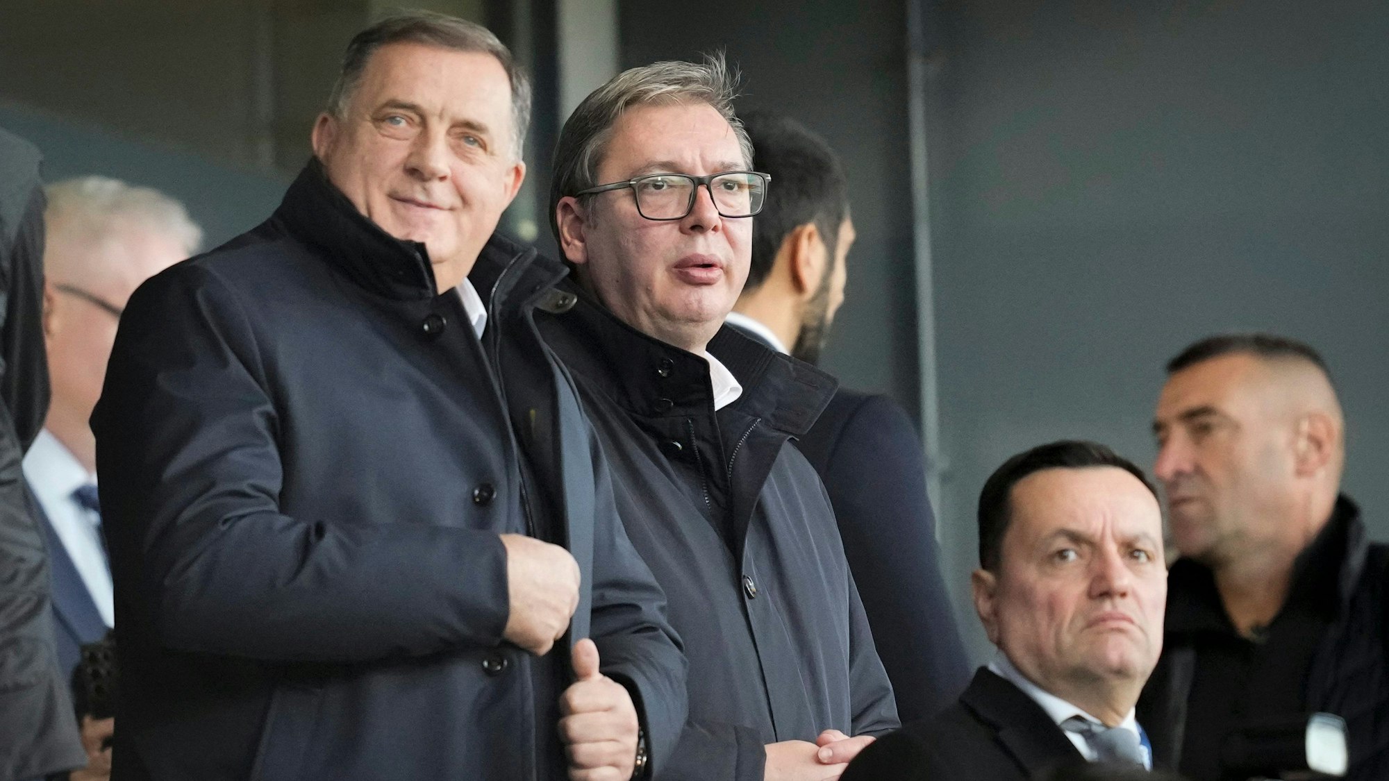 Aleksandar Vučić (Mitte), Präsident von Serbien, und der bosnische Serbenführer Milorad Dodik (links), verfolgen am 19. November das EM-Qualifikationsspiel in Leskovac zwischen Serbien und Bulgarien.