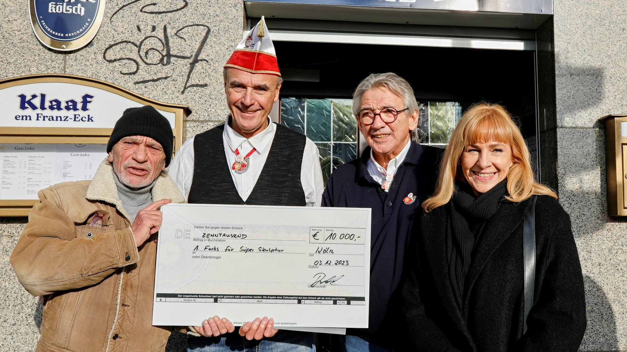 Anton Fuchs, Präsident Rüdiger Brühl, Schatzmeister Bernd Stumm und Heike Haupt mit dem Scheck.