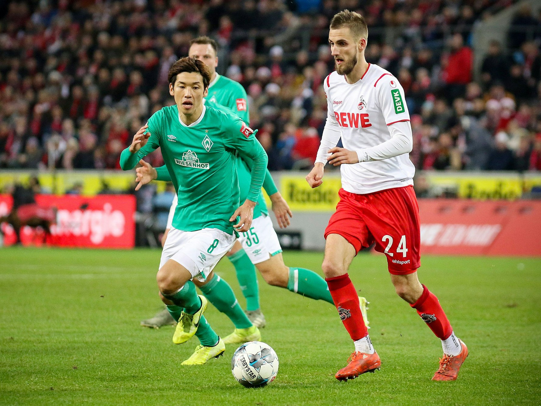 Dominick Drexler behauptet den Ball gegen Yuya Osako.