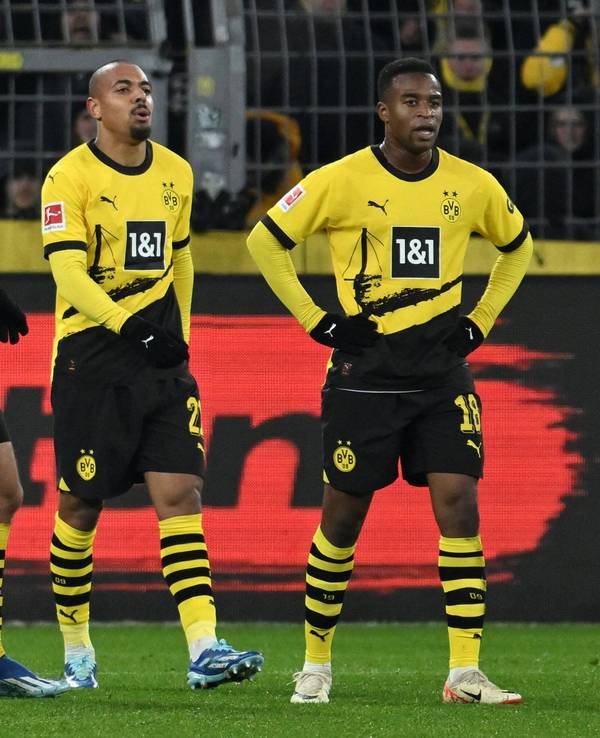Die BVB-Stars Giovanni Reyna, Donyell Malen und Youssoufa Moukoko hadern nach einem Dortmunder Gegentor.