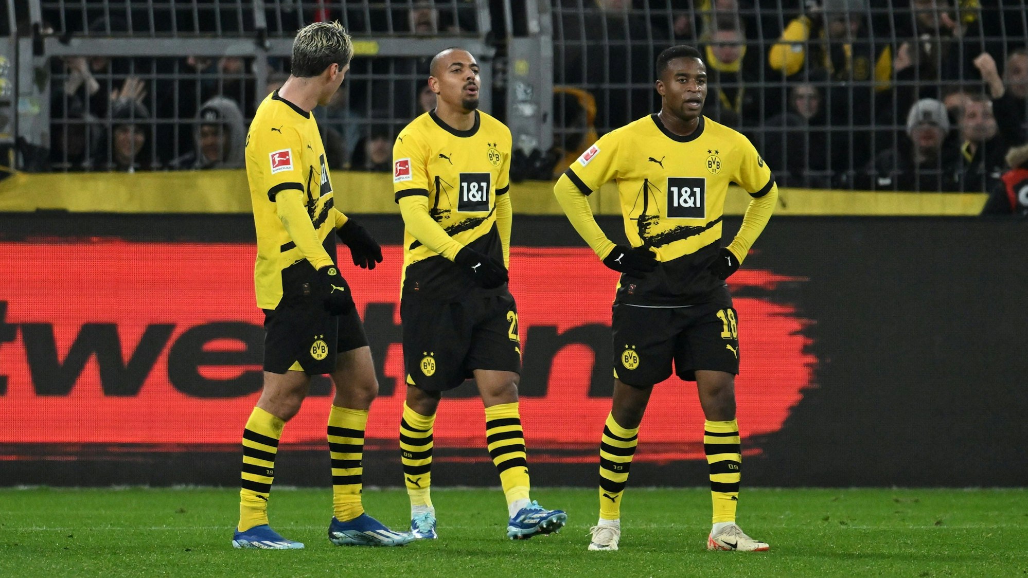 Die BVB-Stars Giovanni Reyna, Donyell Malen und Youssoufa Moukoko hadern nach einem Dortmunder Gegentor.