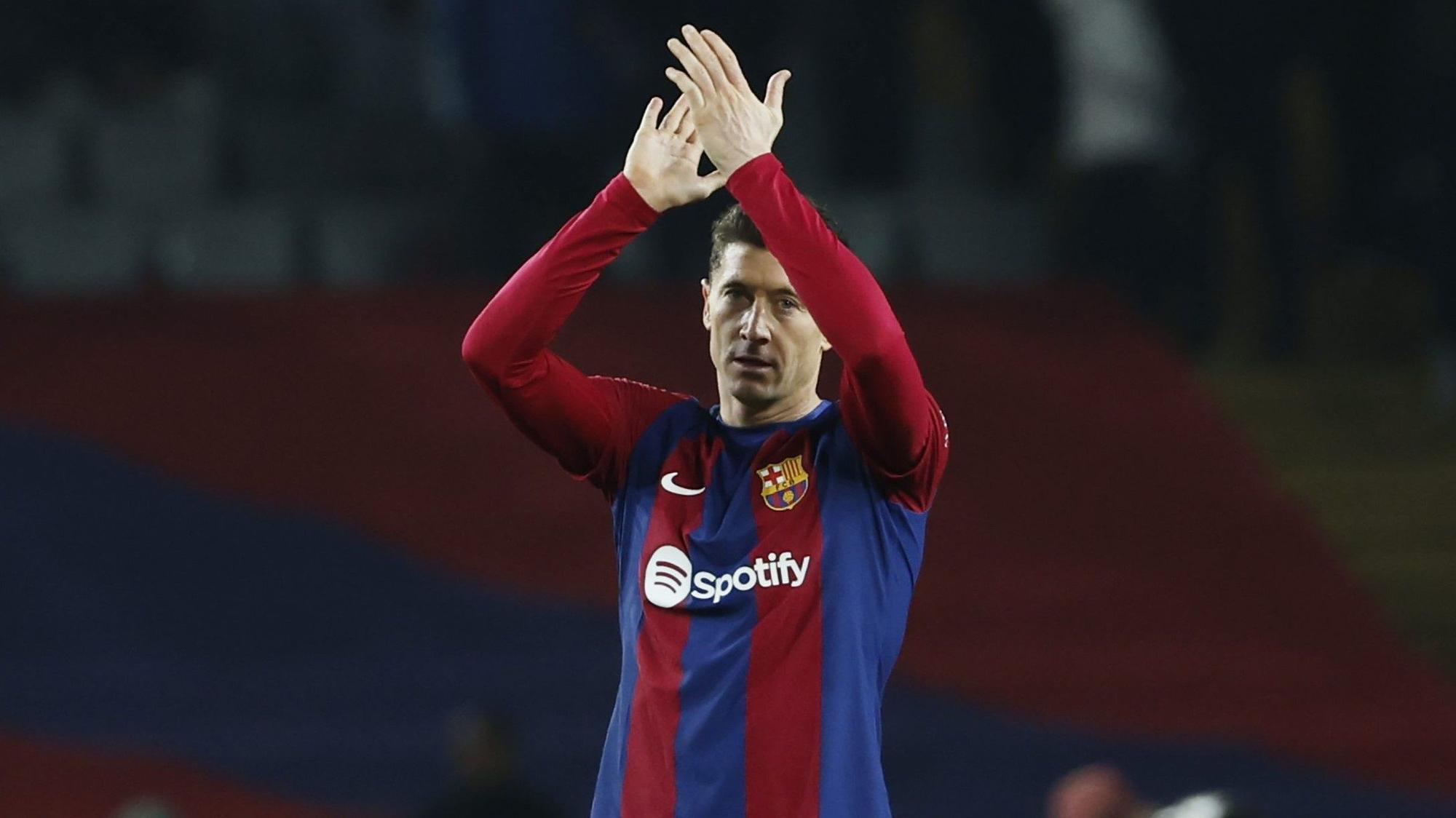 Robert Lewandowski klatscht nach dem Ligaspiel des FC Barcelona gegen Atlético Madrid in Richtung der Barca-Fans.