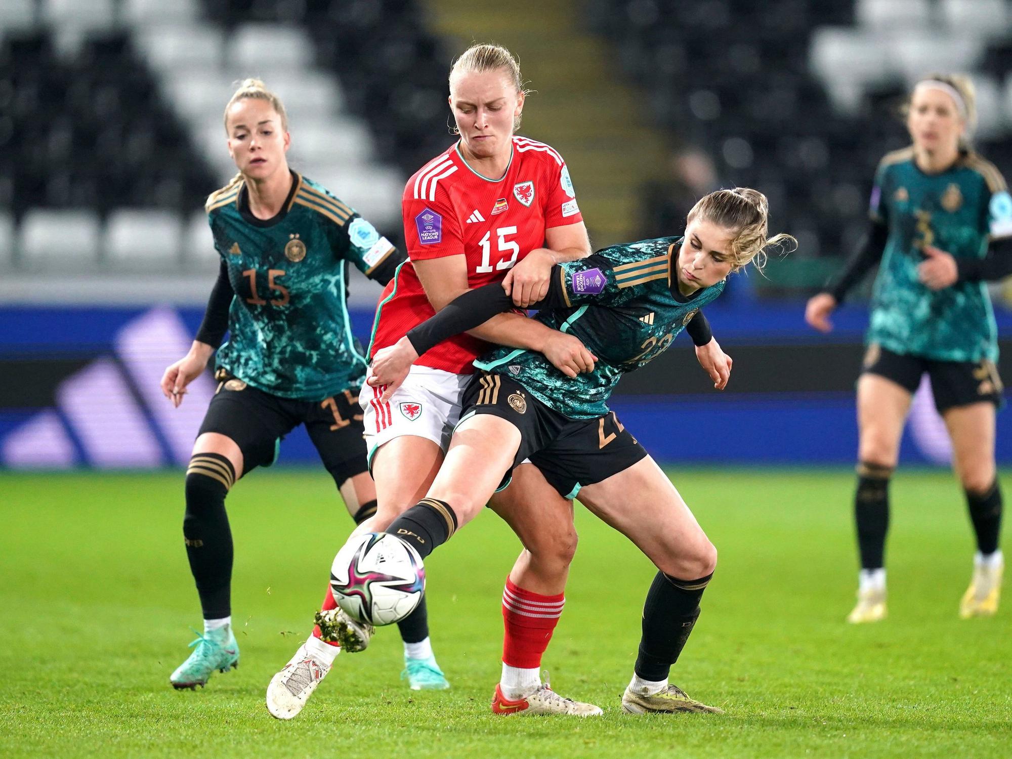 Deutschlands Jule Brand (r.) am Dienstag (5. Dezember 2023) im Zweikampf mit Wales-Spielerin Elise Hughes.